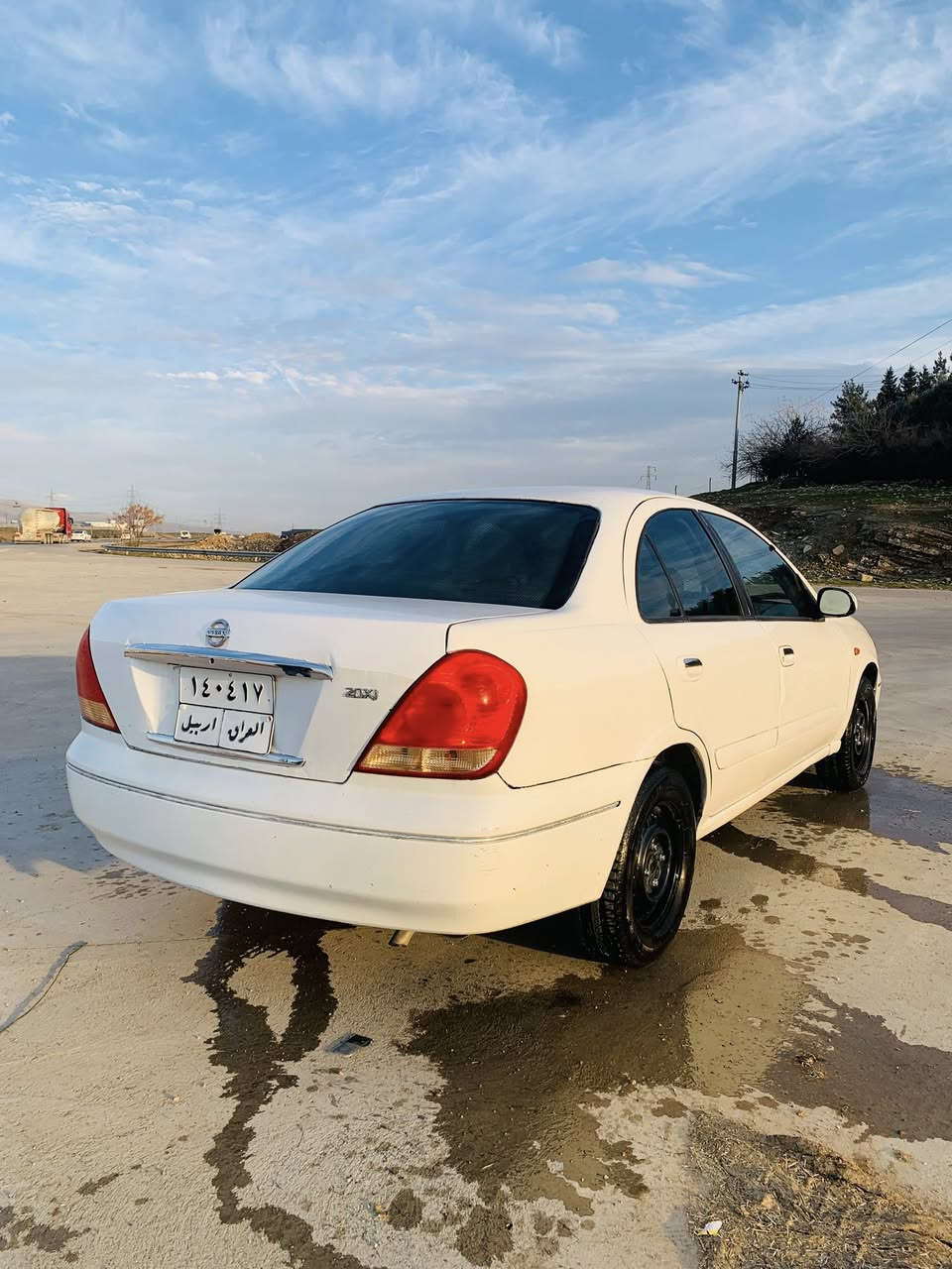 @نیسان سەنی مۆدیل 2009 سەیارەکە بێ مەسرەفە و 4 تایەو ویلی نوێی لە سەرە تەبریدو کارەبایی بە شەرت گێرو مەکینە و تەقەو ڕەقەی نیە لێدراوی هەیە سنوقەکەیو تۆزێ سەقفیشی گرتوە لای ڕاست سەنەوی ساڵێکە بەسەر چوە گێڕ عادیە و هەیکەلی جوان دیارە لە ڕەسمەکە 
ڕقەم
***********
سعر: ٧٠ومجال
