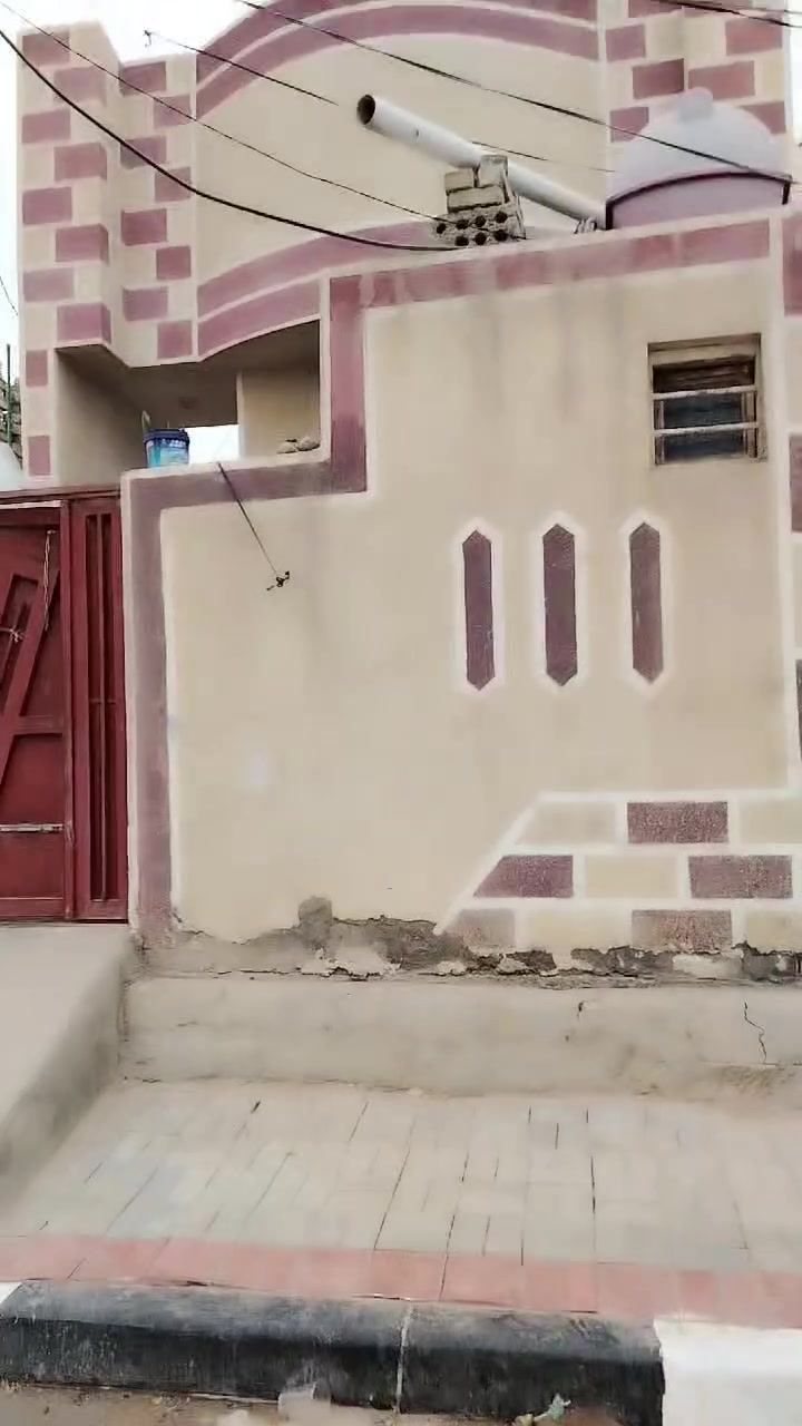 دار للبيع العنوان كربلاء حي العسكري قطاع ١٦ السعر خاص او الاتصال عل رقم ***********
