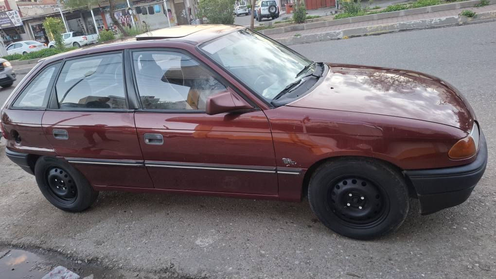 اوبل استرا موديل ١٩٩٢رقم كركوك مشروع وطني سنوية جديد ٢٠٢٨بطاقة بنزين موجود محرك ١٦ كيرمحرك شرط ٤طايرات جديد بطارية جديد صدرامامي خلفي توبة كهربيات تتفية كول شغال دواخل سيارة لوك سيارة لاخياس ولا معجون ولاضرب كدام ورا كبس بدنة بيلاد كول عل بيلاد باقي حيل ناعم نشط سيارة عل سعر خابر تدلل *********** كركوك, العراق
