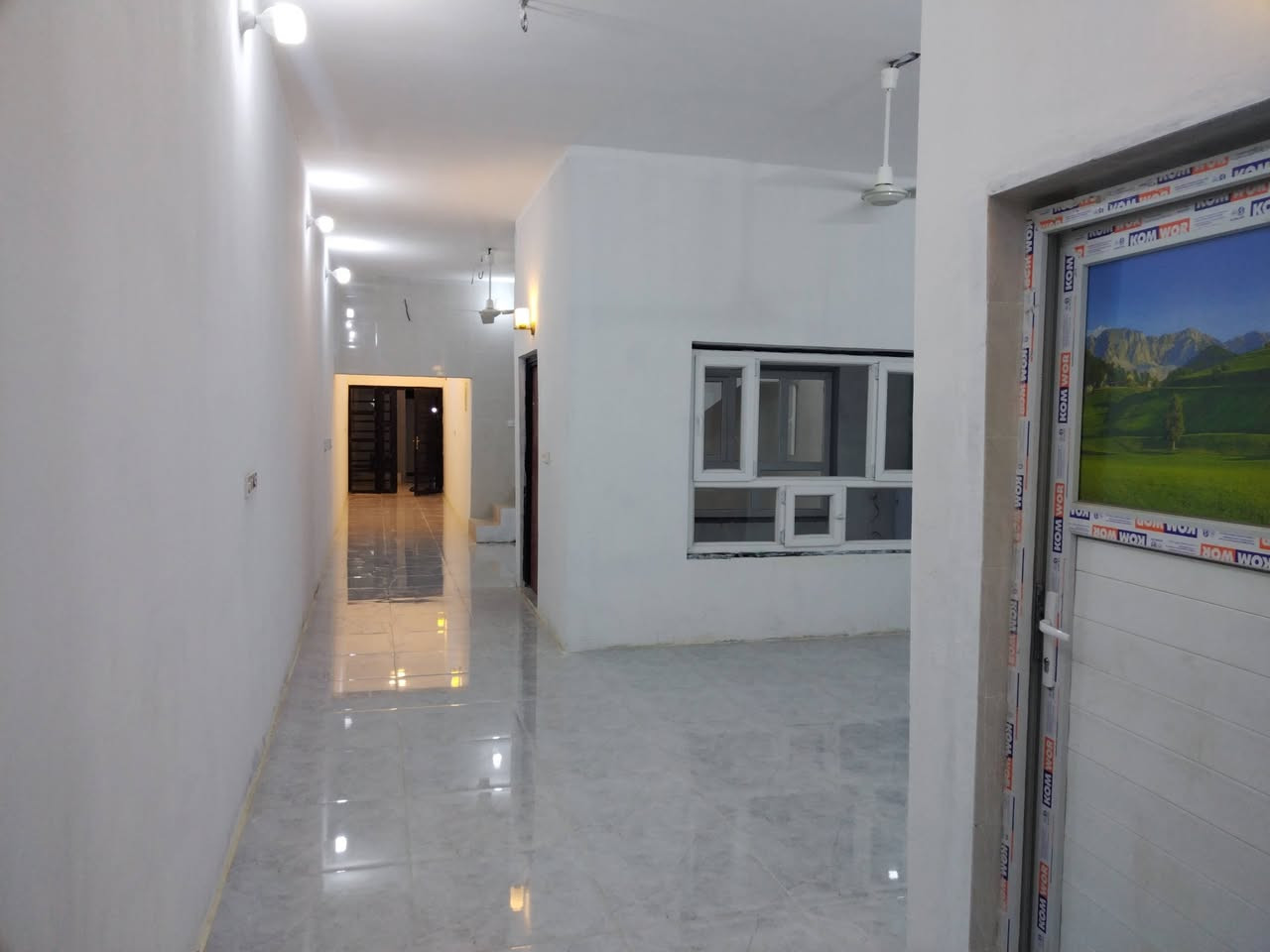 السلام عليكم بيت للايجار  في حي العسكري شارع أبو غزال  مساحه 200 م الواجهه ٦.٥ نزال ٣٠ م استقبال ومطبخ وصاله وغرفه نوم بناء حديث استلام المفتاح حديثا 
للاستفسار ***********
