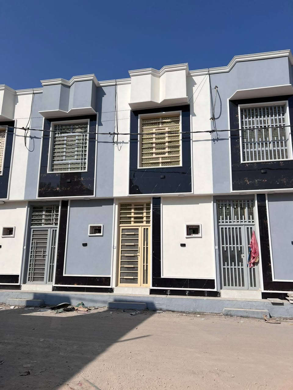 من المخطط.. إلى أرض الواقع! 🏗️ لوحة هندسية جديدة تكتمل بأيدي كادرنا البطل.
​بفضل الله وتوفيقه، مستمرون بتقديم الأفضل لأهلنا الطيبين في (كربلاء، النجف، والحلة). نصل إلى المراحل النهائية لتسليم إحدى واجهاتنا المودرن المميزة، وبأعلى معايير الجودة والمواصفات.
​ليش تختار شركة أُسس كربلاء لبناء بيت العمر؟ 🤔
🧱 مواد درجة أولى: نستخدم أفضل المواد الإنشائية بالسوق (طابوق جمهوري نقي خالي من الأملاح، حديد تسليح أصلي، وتأسيسات بمواصفات ممتازة).
👷‍♂️ إشراف هندسي 100%: تنفيذ دقيق لكل شبر بالمخطط ومتابعة مستمرة من كادرنا الهندسي خطوة بخطوة.
💰 الأسعار والراحة: تبدأ أسعارنا من 350 ألف دينار للمتر فقط، مع نظام دفعات مريح (4 دفعات) يسهل عليك إدارة كلفة البناء.
📜 أمان وضمان قانوني: ثقتكم هي الأهم، لذلك كل دفعة مادية موثقة بعقود رسمية ووصولات أمانة تضمن كامل حقوقك المالية والقانونية.
​تشرفنا زيارتكم لمقرنا الرئيسي للجلوس مع المهندس المختص وحساب كلفة أرضكم (الكشف والتخمين مجاني بالكامل!):
📍 الموقع: كربلاء المقدسة - حي الإطارات - مقابل مجمع الحسناوي التجاري.
​📞 للاستفسار والتواصل المباشر (اتصال أو واتساب):
***********
​🎬 تابعوا كواليس وجولات العمل الحية على حسابنا في التيك توك: @ossoss.karbala
​#شركة_أسس_كربلاء #مقاولات_العراق #بناء_بيوت #تسليم_مفتاح #ترميم_منازل #كربلاء #النجف #الحلة #تصميم_هندسي #واجهات_مودرن
