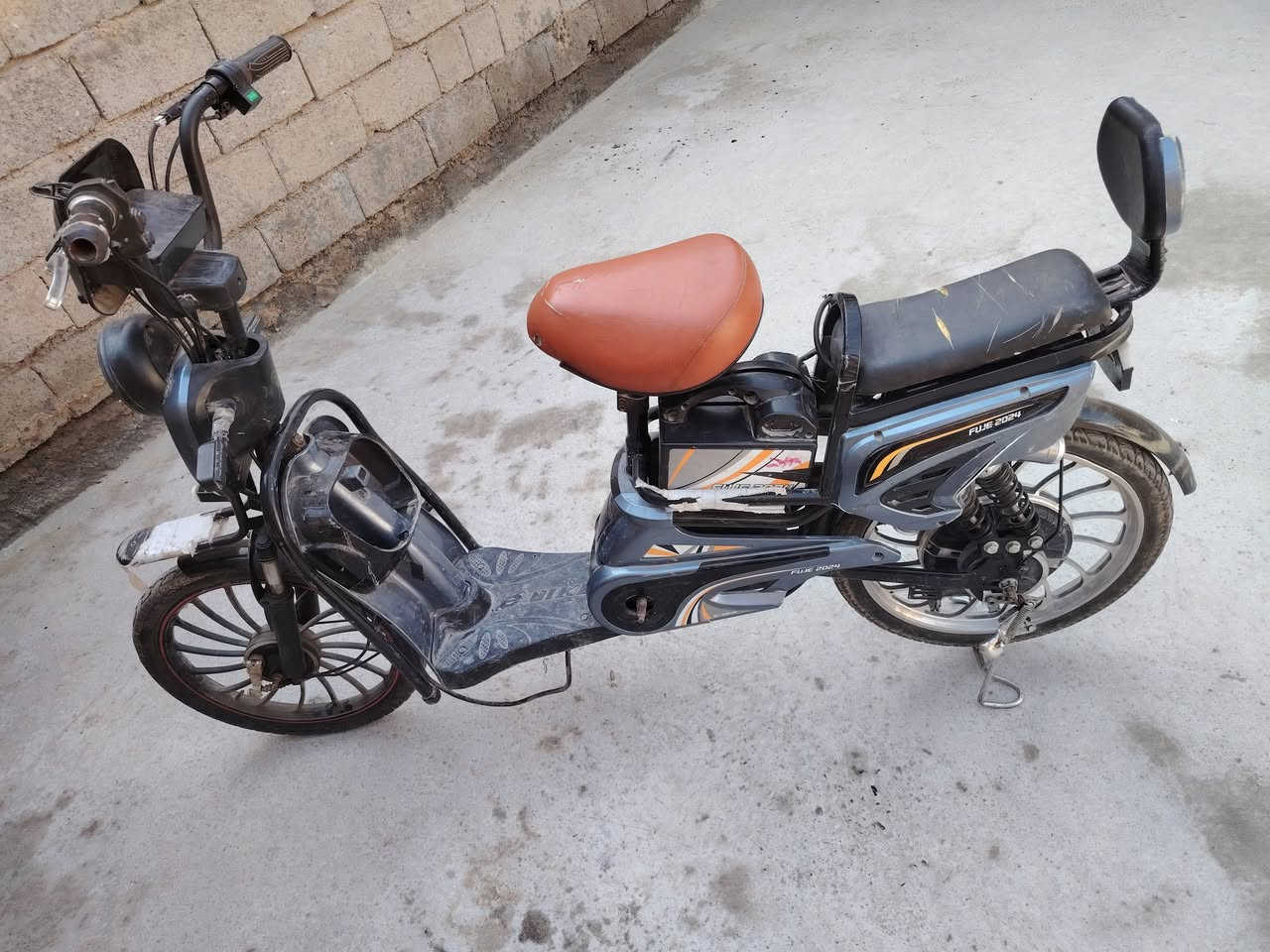 بايسكل شحن 4 بطاريات شغال اشاير امامي شغال هورن شغال لايت بالشرط بي نقوصات بسيطه سعر 140 بي مجال. ***********
