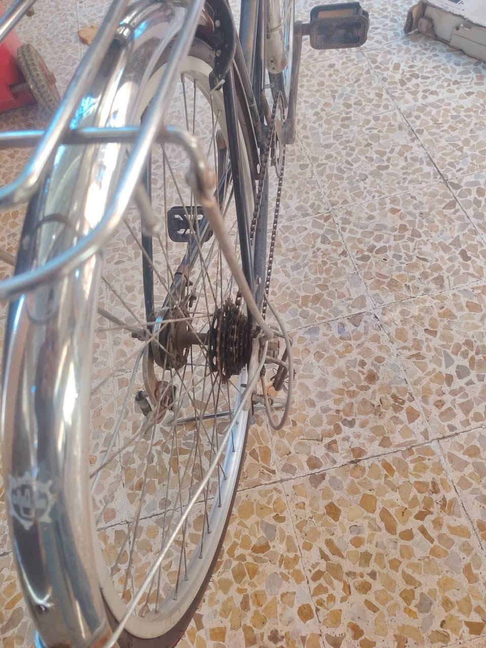 سلام عليكم 
بايسكل كلشي ما يعوزه كله شغال كير +حساس 
سعره 60الف
ونظافة كدام العين مو تجي وتلكي مو نفس صوره
عنوان موصل جانب الايسر***********
