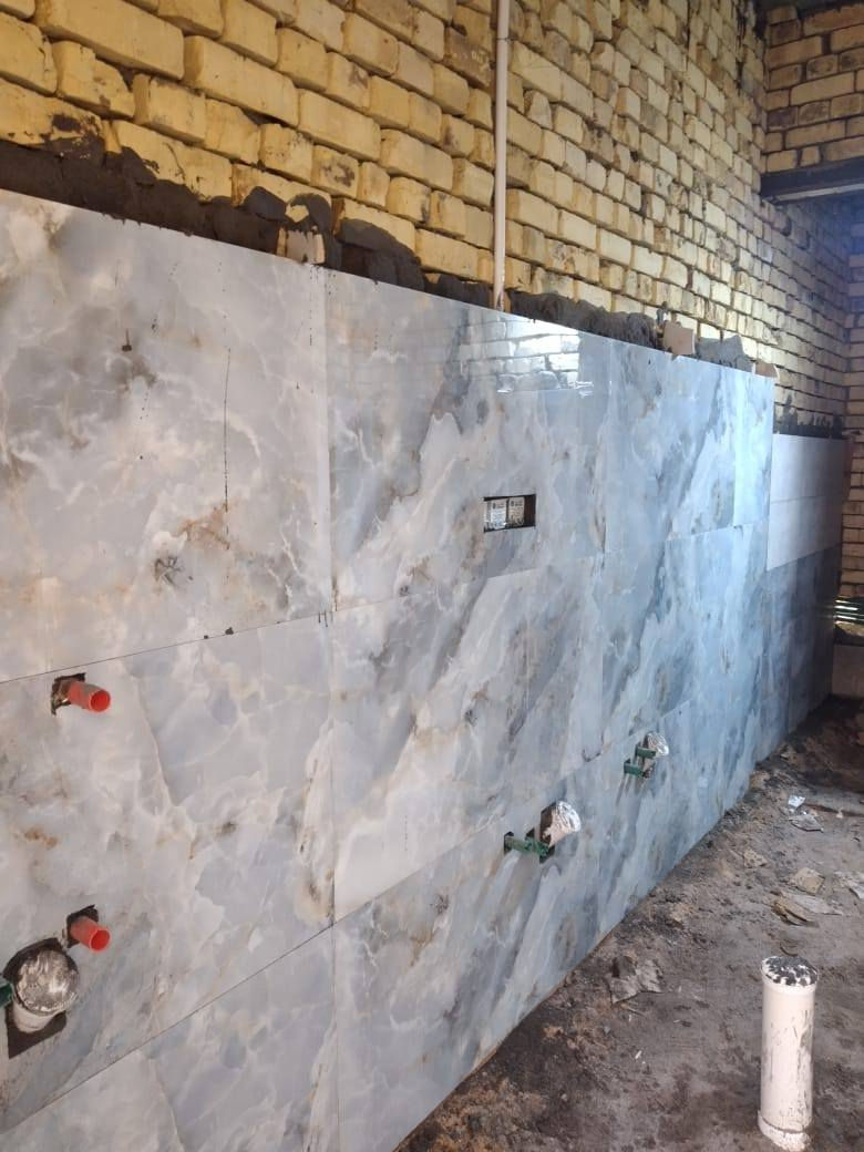 مكتب الملتقى للمقاولات وبناء الدور السكنيه بالحاضر فقط ( بكادر إيراني متكامل ) عن بناء 
بناء دار تشطيب ( بالنقد ) 200 متر طابق واحد نقد 65 مليون تؤخذ على شكل دفعات لحين انتهاء العمل اي المبلغ المسحوب من صاحب الدار يكون اقل مما موجود على واقع الأرض
دار 300 متر المبلغ الكلي 85 مليون 
250 متر 75 مليون ( ملاحظه /// التشطيب لايشمل الجرانيت والمرمر فقط بورسلين )
1. الكهرباء الفنار السعودي والماء سمارت والمجاري البركه
2. لوح ط جداري والأرضيه بورسلين شركة أيفا والعمل يكون بكادر ايراني
3. لباخ البيت كاملآ يكون نظام المساطر للبيت كاملآ
4. شبابيك المنيوم درجه متوسطه
5.حدل الأرض بالسبيس ماقبل وضع الأرضيه 
6. لباخ وجه البيت فقط.
 
  ( هيكل فقط )سعر بناء  القطعه ال 200 متر ( 35 مليون) 
بيت( 100 متر) هيكل السعر (23 مليون ) 
1. قشط التربه 10 سم
2. فرش التربه بطبقة تراب وحدلها بالحادله الضلفيه 
3. فرش طبقة سبيس وحدلها بالحادله المطاطيه 
4. رباط ارضي تسليح 8 خطوط شيش أيراني 
5. طابوق الاصلاح 
6. فريمات فقط دون جراجيب 
7. صب السطح كونكريت شيش أيراني بأبعاد ٣٠ سم
8. أسمنت الدوح + حصو غريبه + رمل الزبير
9. صب بم 
10. سياج خارجي + دنك باب خارجي
11. بيتونه
12. شتايكر
ملاحظه / تؤخذ المقدمه من صاحب القطعه على شكل دفعات لحين انتهاء العمل.

 

مكتب الملتقى للمقاولات/ ناصريه / قرب المعهد التقني 
***********
