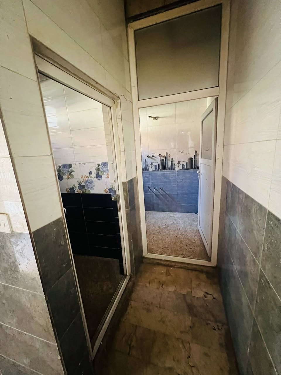 للإيجار مساحة 200 ارضي إيجاره 500يحتوي على استقبال كبيره وخدمات وغرفتين وصاله ومخزن كبير 
عنوانه الشعب شارع الصحة مقابل جامع الرسول الاعضم
***********
***********
