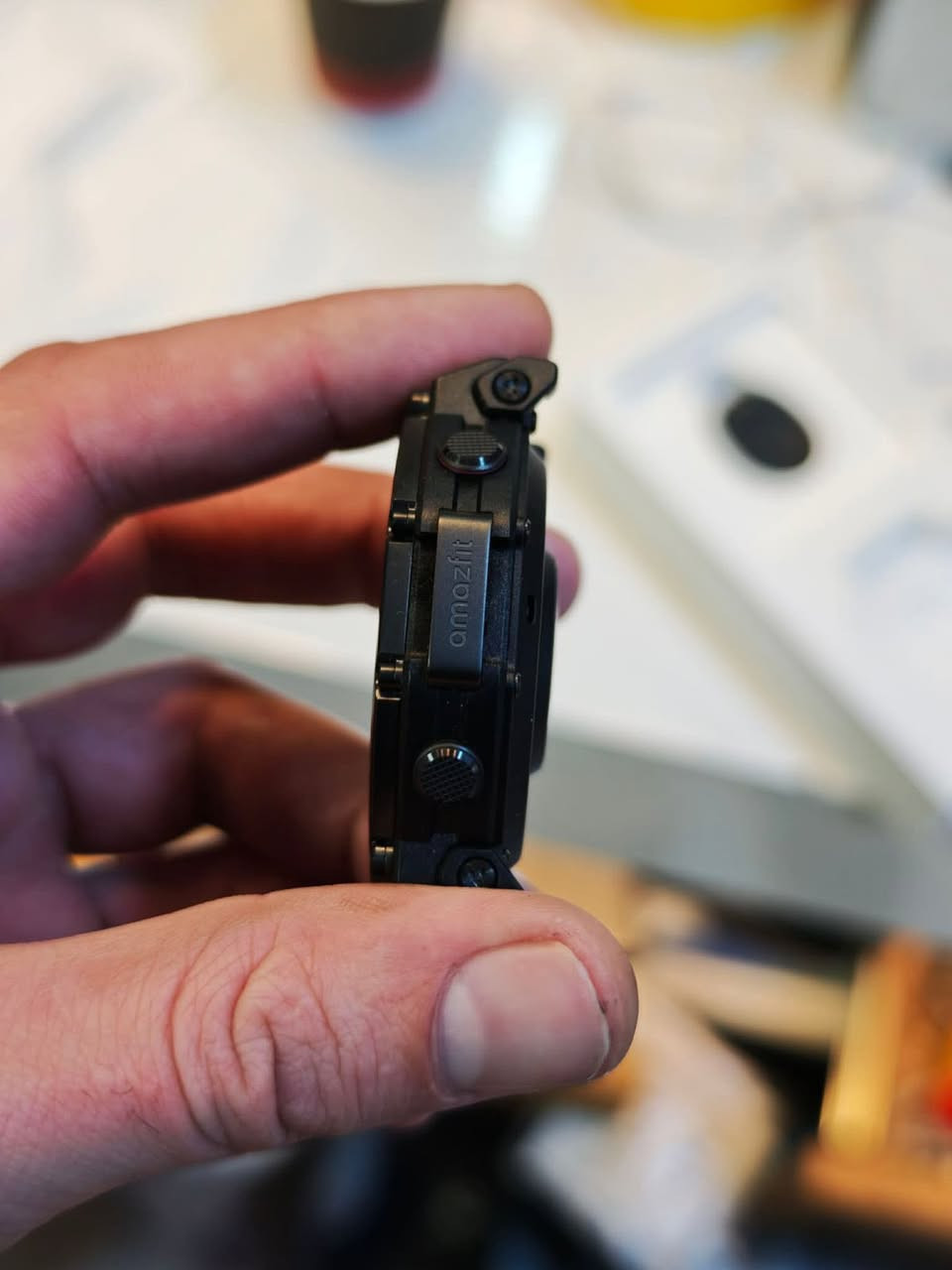 Amazift T Rex 3 Pro
280$
خامات فاخرة: الإطار والأزرار مصنوعة من التيتانيوم (Grade 5)، بينما تأتي الشاشة محمية بزجاج الياقوت (Sapphire Crystal) المقاوم للخدش.  
• حجمين لأول مرة: تتوفر بمقاسين؛ الكبير 48 مم (شاشة 1.5 بوصة) والجديد الأصغر 44 مم (شاشة 1.32 بوصة) لتناسب الأمعصم الأصغر.  
• سطوع خارق: الشاشة من نوع AMOLED تصل درجة سطوعها إلى 3000 nits، مما يجعلها واضحة جداً حتى تحت أشعة الشمس المباشرة.  
2. ميزات المغامرة والاتصال
• كشاف LED مدمج: تحتوي الساعة على كشاف فعلي (أبيض وأحمر) بعدة أوضاع (SOS، Red light، Boost) مفيد جداً في التخييم أو الجري الليلي.  
• الاتصال الصوتي: تدعم الساعة المكالمات عبر البلوتوث بفضل احتوائها على ميكروفون وسماعة خارجية (وهو ما كان ينقص الإصدار العادي).
• خرائط متطورة: تدعم الخرائط غير المتصلة بالإنترنت (Offline Maps) مع ميزات متقدمة مثل البحث عن نقاط الاهتمام (POI) وتخطيط المسارات مباشرة من الساعة.  
3. الأداء والبطارية
• مقاومة قصوى: تدعم الغوص الترفيهي حتى عمق 45 متراً، وحاصلة على شهادة EN13319، وتتحمل درجات حرارة من -30°C إلى 70°C.  
• عمر البطارية (نسخة 48 مم):  
• الاستخدام المعتاد: حتى 25 يوماً.  
• وضع الـ GPS الدقيق: حتى 38 ساعة.  
• نظام التشغيل: تعمل بنظام Zepp OS 5 الجديد الذي يدعم ميزة BioCharge لمراقبة مستويات الطاقة والتعافي بدقة أكبر.

مستخدم ٧ يوم مثل جديد


**إذا كنت صاحب هذا الإعلان وتريد حذفه لأي سبب، رجاءا أرسل رسالة إلى الدعم الفني**