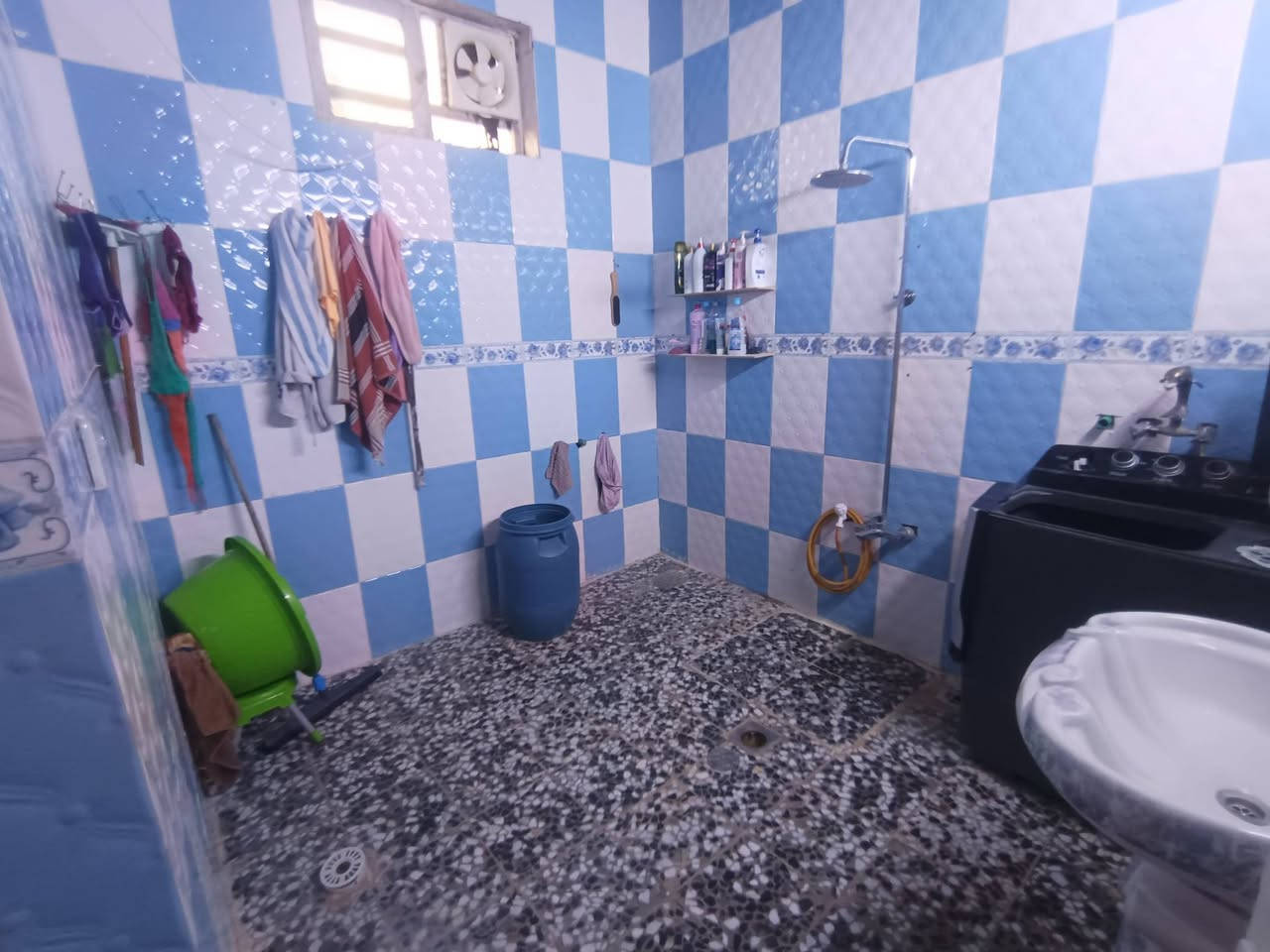 السلام عليكم من رخيصه المدير المحترم بيت معاه الحديقه للبيع مساحه 766 متر موقع خضراء الدسيم سعر 90 وبي مجال للشراي رقم ***********
