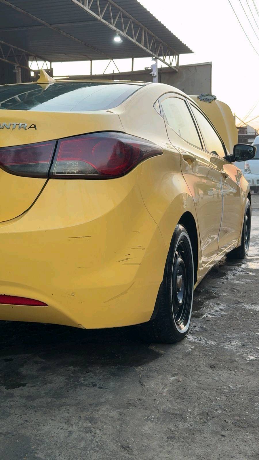 السيارة هيونداي إلنترا موديل غير محدد باللون الأصفر. تحتاج إلى بعض الصيانة البسيطة على الصبغ الخارجي. المحرك بحالة جيدة ولا توجد مشاكل في الأداء. السيارة كير عادي وبحاجة لتغيير طقم الكوش داخل السيارة. متوفرة للاطلاع في موقع محدد عند الاتفاق.