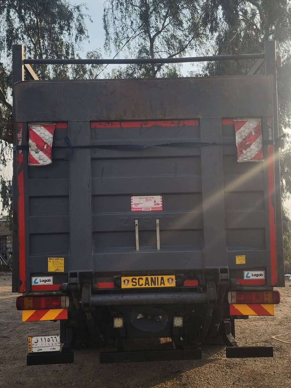 سلام عليكم سكانيه للبيع موديل ٢٠٠٥ مكينه خمسه بستم حجم ٢٣٠ رقم بغداد ٤طن سنويه جديده لل ٣٠ طول سبعه ونص جوبلس أمامي خلفي قماره جوبلس تتفأه تبريد قفل سرعه قفل اكسل صوبه باب جك تخم تاير جديد تانكي كاز ٤٠٠ لتر مكاني بغداد الشعب *********** /***********
