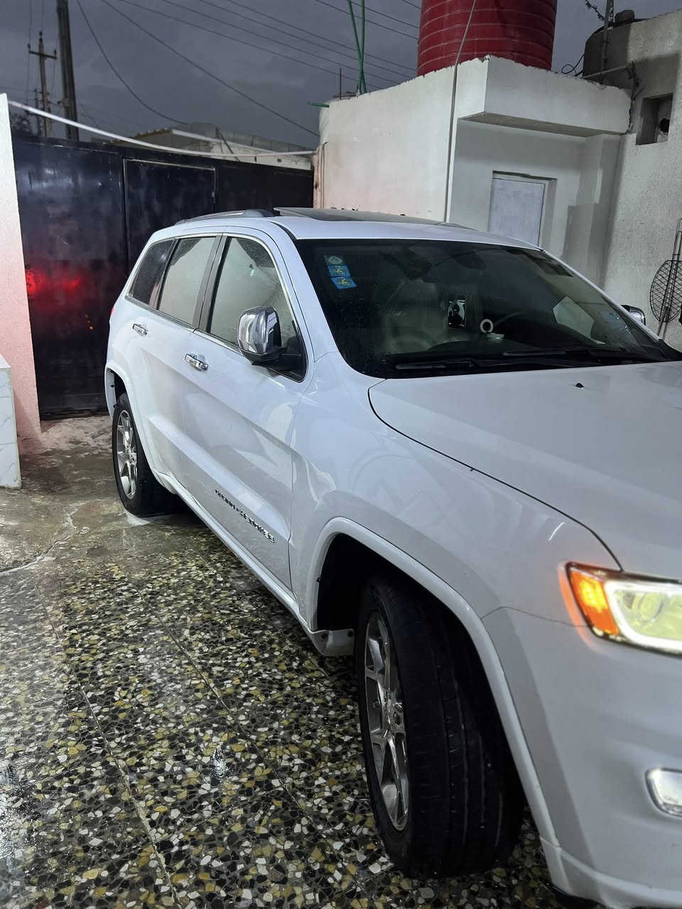 السلام عليكم  البيع سياره جيب لمتت  فولل موصفات واحد على واحد سياره جديده بمعنى الكلمه تخم تايرات حداديه كير كلى كفاله محرك 3600 كير طياره  سياره رقم بغداد مميز باسمي تحويل ثاني يوم كشنات حضن  سياره 5راكب دفع رباعي 
السعر 185 وبيهه مجال 
العنوان البصره الزبير مركز المدينه 
الرقم الهاتف ***********
