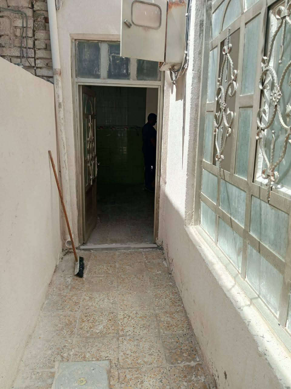 بيت للرهان حي ميسان قرب شارع البوريات ع الشريط مساحه 100متر يحتوي على غرفه وصاله واستقبال ومطبخ وصحيات سعر الرهان 

السعر 35مليون 

مده الرهان سنه وقابل للتجديد 

للاستفسار والمعلومات الاتصال بنا ع *********** 

او مراجعه مكتب ألروان للوساطه العقاريه والمقاولات العامه 

عنوان المكتب حي ميسان ع الشريط قرب صيدليه الشراع مقابل الاستداره مباشر 

عندك بيت عرصه للبيع راسلنه وات ساب وتدلل 

مستعدون لشراء الدور والعرصات حي ميسان فقط
