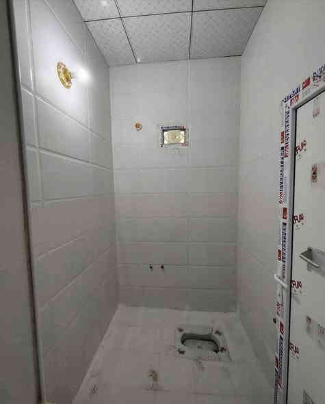 دار لـلـبـيـع  🏡 

ملاحضه // مشمول ب أقرار أل تطويب 📩

📏 المساحة: 100متر  

🏗️ طابوك / الأساس والسقف/كونكريت/ارضيه بورسلين 🏠سقوف ثانويه / أبواب صاج درجه أوله

مواصفات البيت:
✅ غرفة نوم 🛏️
✅ صالة 🛋️
✅ مطبخ 🍽️
✅ صحيات 🚿
✅مكشوفه 
💒ستقبال 
✅ النجف – مقابل ملحق قرية الغدير 
عمود 314 وتنزل مباشر من شارع الصب العام 🏡✨قريب السوق

الخدمات المتوفرة: 
🔹 ماء 💧
🔹 كهرباء ⚡ + مولد 
🔹 شوارع مبلطة 🚗 #شارع_عرض_15_متر
🔹 مدارس قريبة 🏫 

📜 الملكية: زراعي (إقرار محكمة) #سند25

📞 للتواصل *********** وتساب
