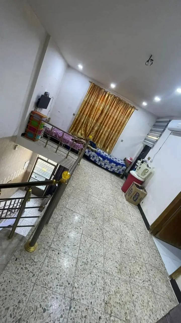 السلام عليكم بيت زراعي مساحه 100متر واجهه10×10 طابق ونص يحتوي على غرفتين واستقبال معزول وصاله وبيتونه المكان السده الجديده بكاع بيت اغلام للاستفسار خاص ***********

