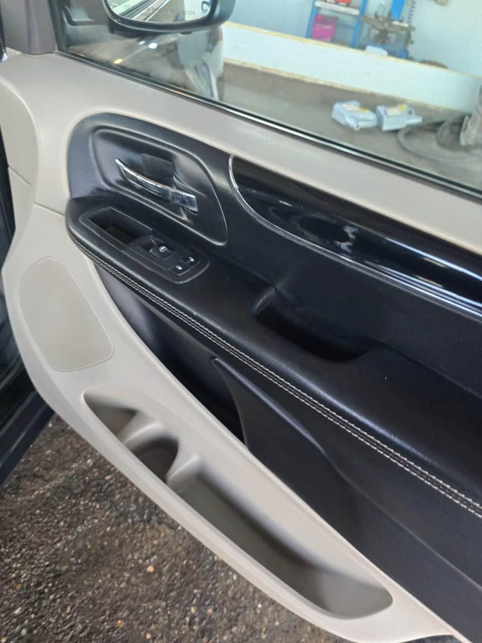 سلام عليكم جميعا
دوج كرفان 2019 
فول واحد ع واحد 
أبواب كهرباء 
جنطة كهرباء 
تشغيل عن بعد 
كراسي جلد 
محرك و كير بشرط 
سيارة حادث مرفق بل صورة جدا جدا بسيط 
صبغ 2 قطعة فقط ما اعرف ليش صابغي للعلم حادث جدا بسيط 
سيارة حيل حلوة برغي مابيها نقص 
تبريد تدفة شغال 
تخم تاير جديد  
سيارة الي بالك 
رقم بغداد بسمي هزة جديدة
مكان سيارة بغداد 
رقمي *********** بغداد, العراق
