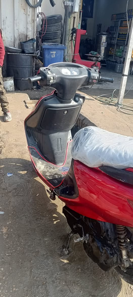 السلام عليكم اخوان دراجه فراشه بطه مكفوله المكينه كفرات كله ابو الختم وضفيره جديده ما ناقصه شي بس كيج بانزين طافي ما متواجد فيس الرقم *********** مكان بابل هاشميه
