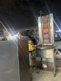 شوايه للبيع معه ميز.    شوايه سعرها ٢٠٠ الف والميز سعره ٧٥ رسبشن٠٧٧٢٤٢...