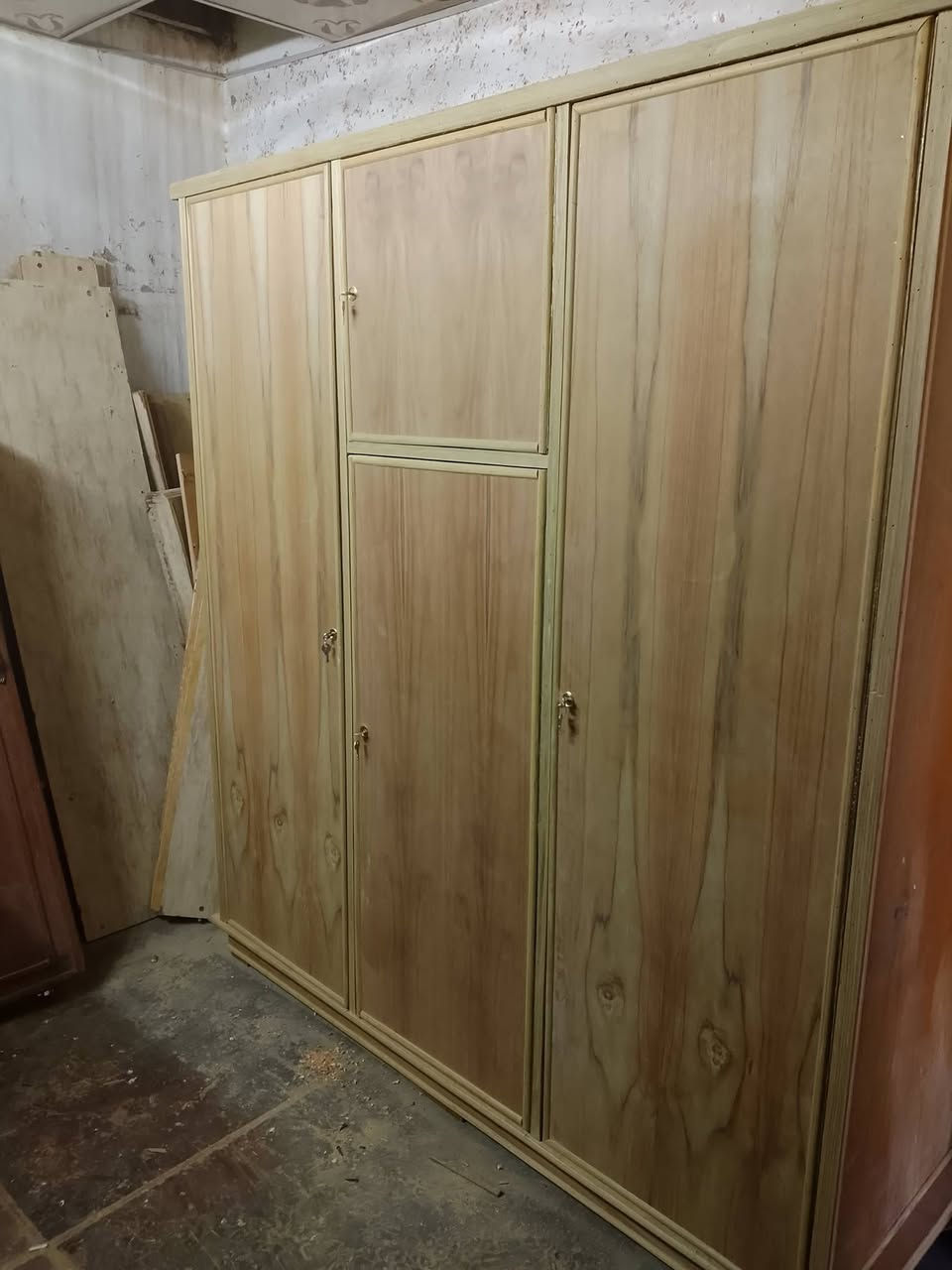 كنتور 3ابواب الوجه جديد مكبوس كنتور مجدد نضيف حيل باقي عل صبغ اليريده اصبغه ودزه 180الف مكان بغداد شعله جكوك موجود توصيل داخل بغداد ***********
