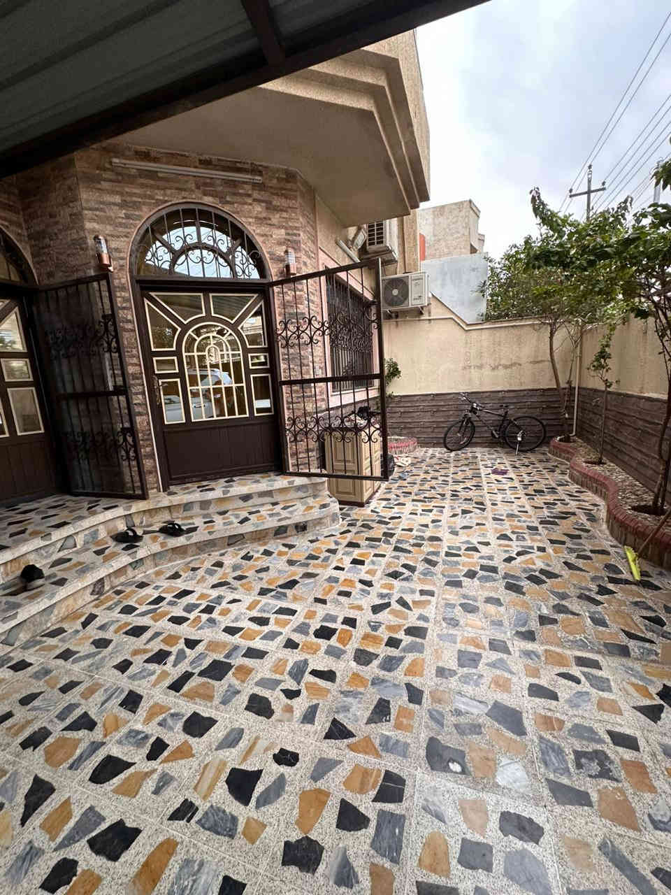 دار للبيع حي الرفاق 

المساحة 200 متر واجهة 10 متر

سند طابو ملك صرف 

مكون من طابقين 5 غرف نوم 

السعر تلكرام - https://t.me/AlomranW

للاستفسار اكثر مراجعة مكتب العمران سايدين السكر

***********
***********
