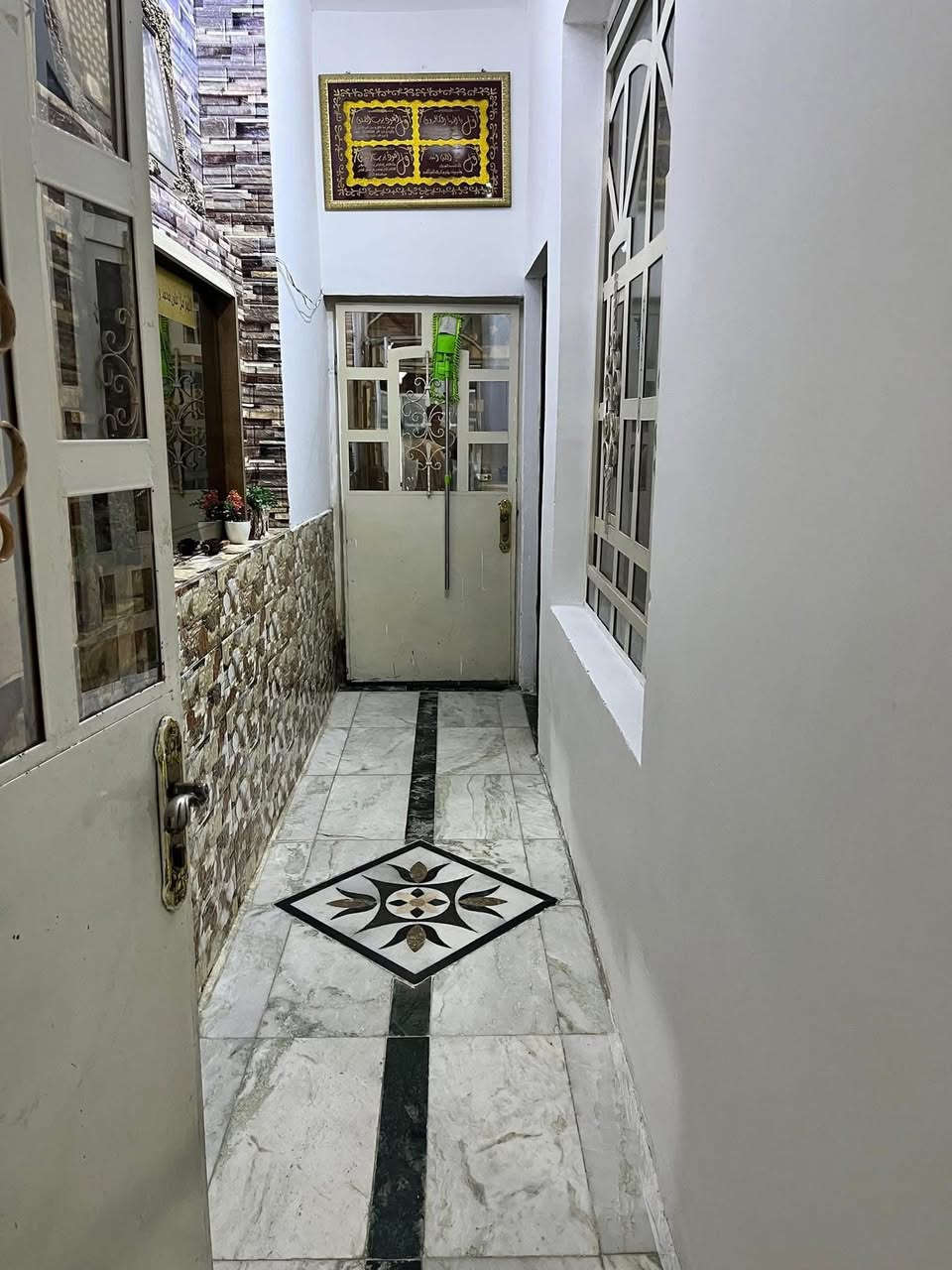 دار لبيع 
العنوان الطي شارع الكامرات 
مساحة 75 متر  نزال 15 عرض 5 
طابق الاول يحتوي ع استقبال و مطبخ وغرفة منام 
الطابق الثاني يحتوي ع غرفتين منام 
الطابق الثالث غرفه  ودرج طابق ثالث 
المطبخ والتخم من ضمن البيت والسعر
للاستفسار *********** متواجد ع واتساب
