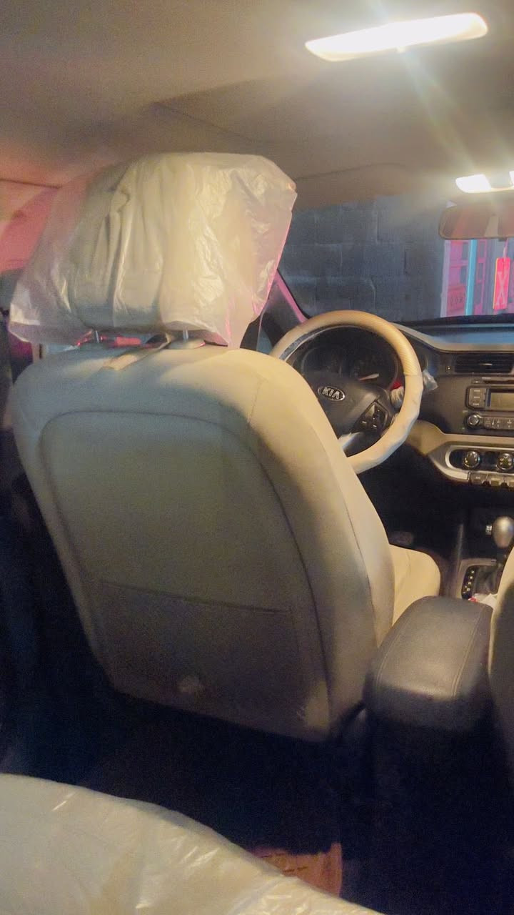 سلام عليكم كيا ريو 2015 خليجي كفالة عامة ماشية 50 الف حقيقي وتروح تفحص وين ما جان سيارة جديدة بشكل تحويل ثاني يوم بيها بس شخط بالباب الي ورة سايق سعرها 118 وبيها مجال قليل ***********
