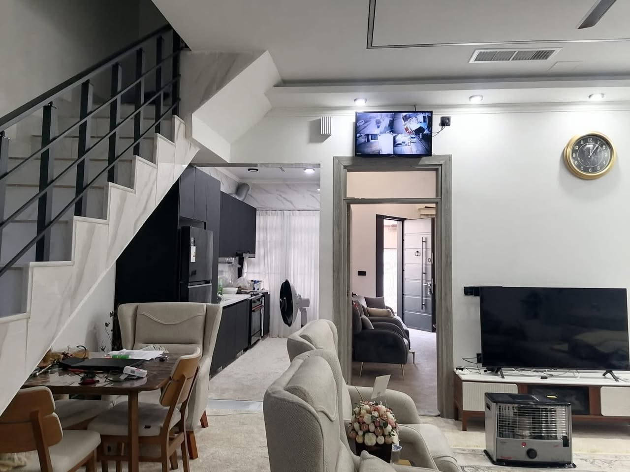 #دارللبيع
خانووى دوو نهوم بو فروشتن له گه ره كى ئيسكان پشت متوسطة 11 ئازار كون

روبه رى 112 متر طابو ملك صرف

پيكهاتوه له :-  1 ژور نوستن - مطبخ - ميوان - هول - گه راج
نهومى دووه م 3 ژور نوستن - بيتونة

نرخ 175 مليون 

بوزانيارى زياتر په يوه ندى بكه ن به عقارات ستار اكرم بازرگان

📍ناونيشان : كه ركوك بازارى ئازادى ته لارى ئاسو

***********
***********
