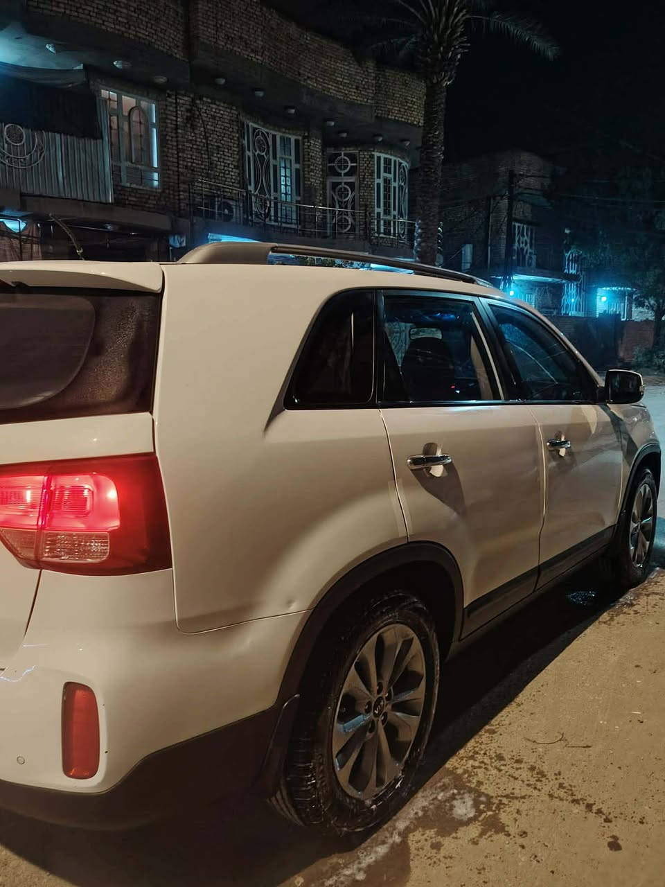 سورنتو2013 خليجي مكفواله من الصبغ بيها شويه بارد سياره حلوه كامره شاشه سويج رقم واسط سونار منشور مكان السياره واسط كوت 7 راكب 3 قطع تبريد ماشيه 275 تخم تايرات السعر 175 وبيها مجال موبايل *********** مكينه مكفوله مامفتوحه. مكينه 4 سلندر
