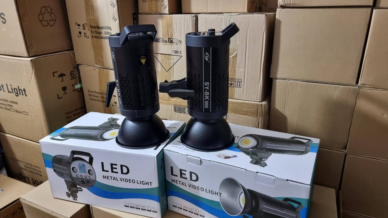 السعر الواحد 200 الف 
اضاءة فديو  مستمرة 500 واط من شركة YSKE
باي كلر شمسي ابيض ثلجي  تحكم كلفن تحكم بقوة الاضاءة 
شاشة كبيرة فانات تبريد عدد ٢ صامت  تحكم تطبيق موبايل جديد متوفر توصيل


**إذا كنت صاحب هذا الإعلان وتريد حذفه لأي سبب، رجاءا أرسل رسالة إلى الدعم الفني**