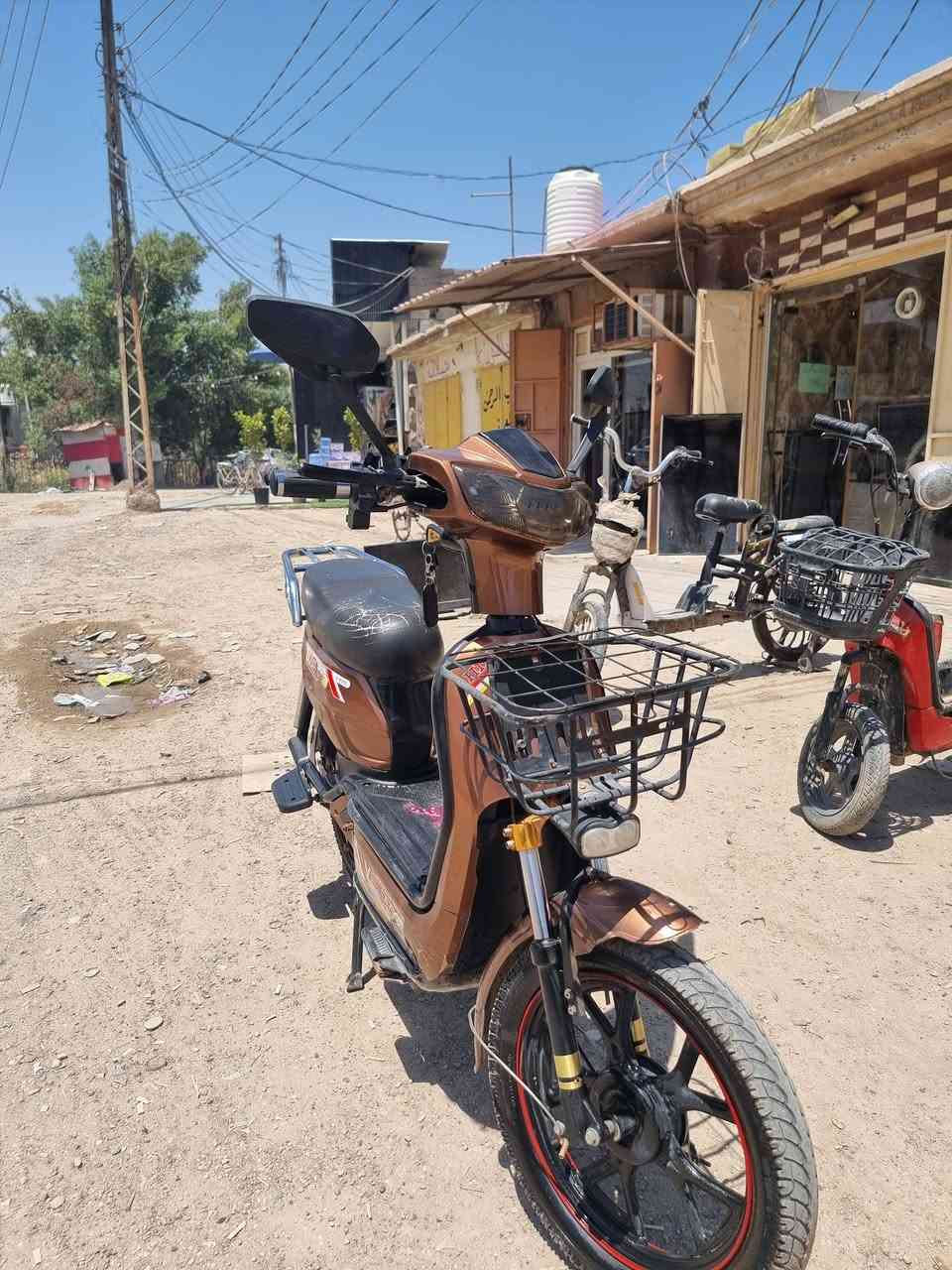 دراجه شحن البيع نظافه فول 
بطاريات 5كبار فول شرط الفحص 
السعر ٣٠٠ 
مكان باب الدرب قرب سواق الشمري 
***********
