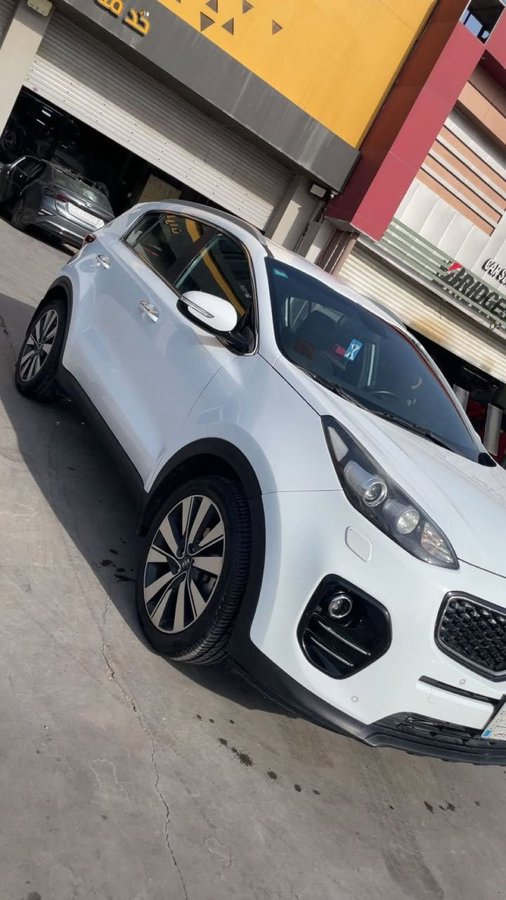 السلام عليكم
سبورتج موديل 2017 
(مكفولة كفالة عامة من البارد والصبغ )
نص موصفات 
كشنات جلد ومخمل
زراك لايت 
حساس امامي خلفي 
كامرة خلفية
كشافات
داخل چكليتي
ويل 19 
ماشية 90 كيلو 
السيارة بأسمي 
السعر 182 وبيهة مجال 
الاتتصال (0778 350 9965)
بغداد / شارع الربيع
