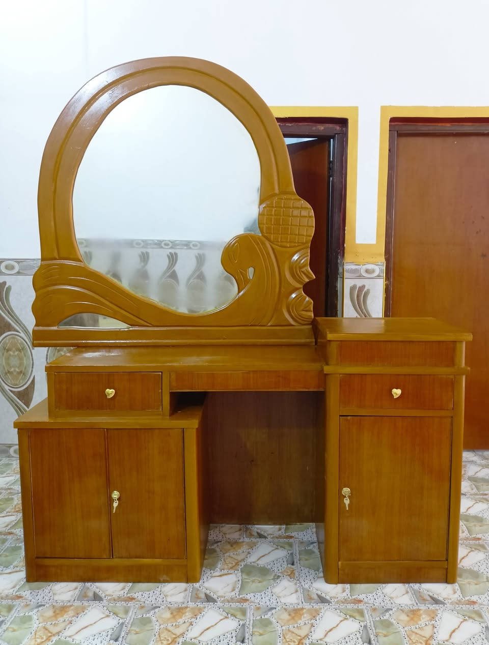 السعر 435 بيه مجال
رقم صاحب الغرفه /‏‪***********‬‏ مابيه اي ضرر
غرفه صاج عراقي 6 باب ( تزكام ) طابقين مع دوشك المكان النجف سعر مناسب جدآ
