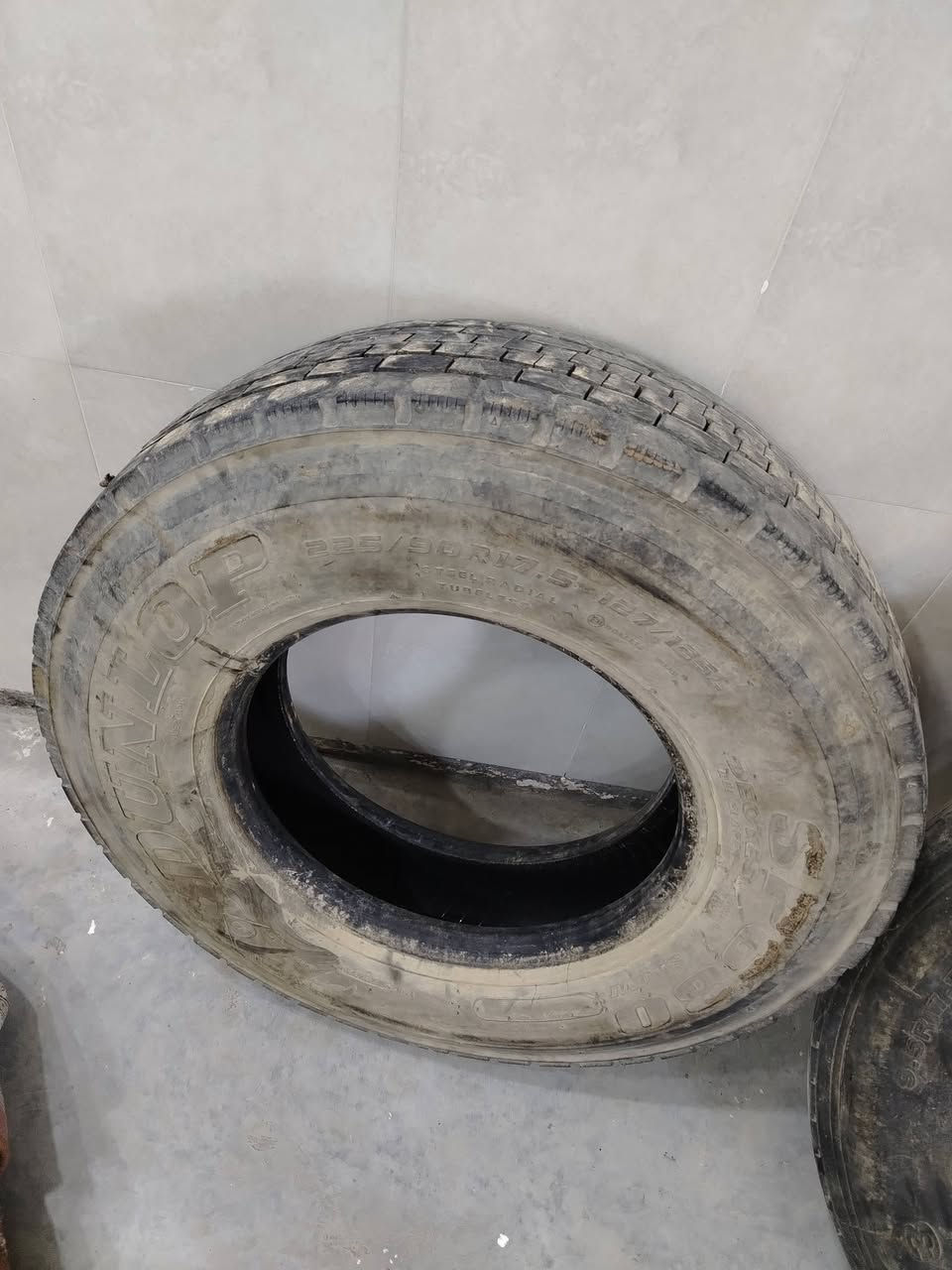 زوج تاير حجم ١٧ ونص مال هينو للبيع نضيف يرهم سبير سعرهن ٨٠ الف ***********
