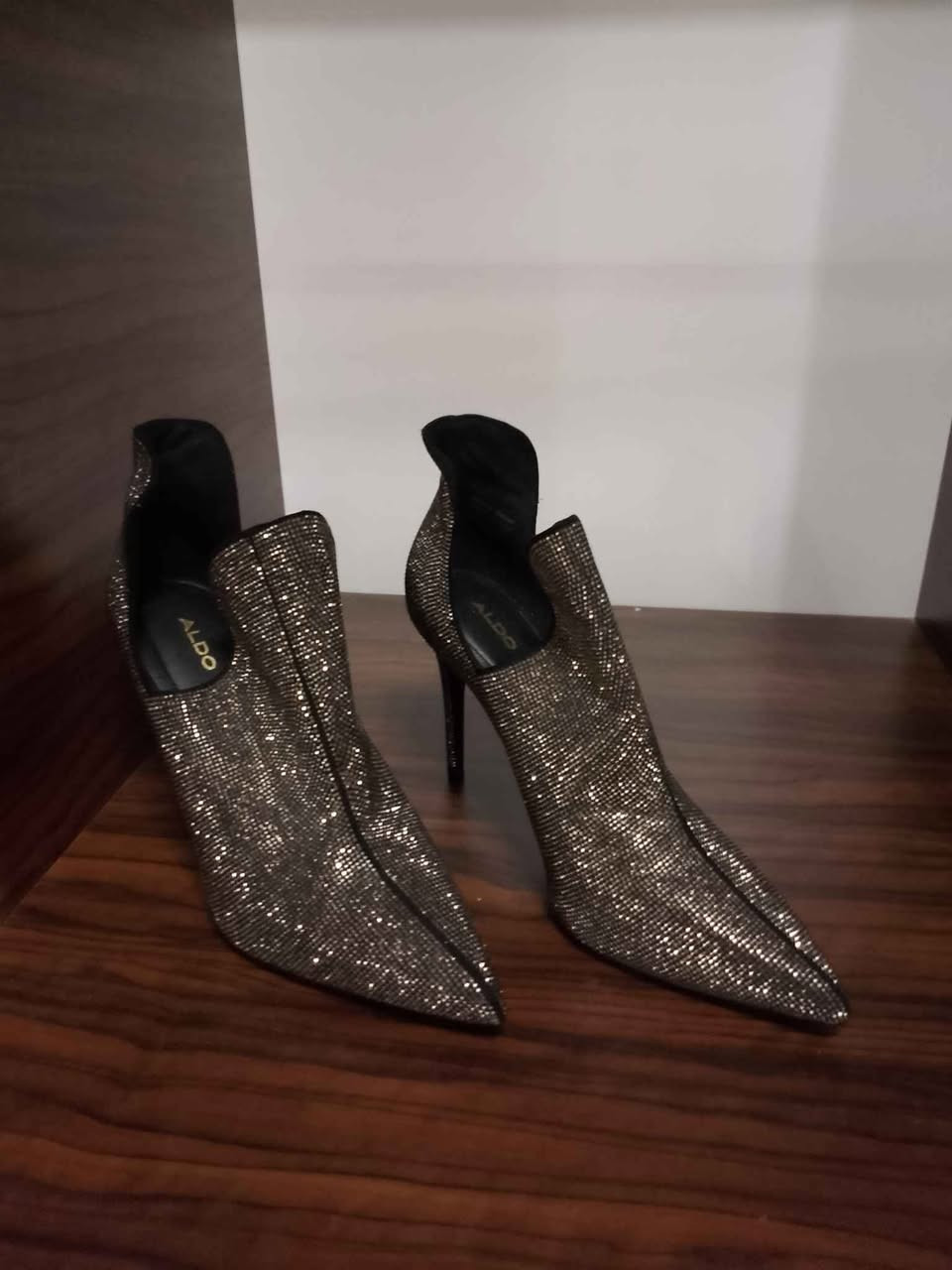 أحذية نسائية جديدة موديلات جديده باسعار مغريه للطلب والاستفسار الاتصال على الواتساب 
***********
*********** بغداد, العراق
