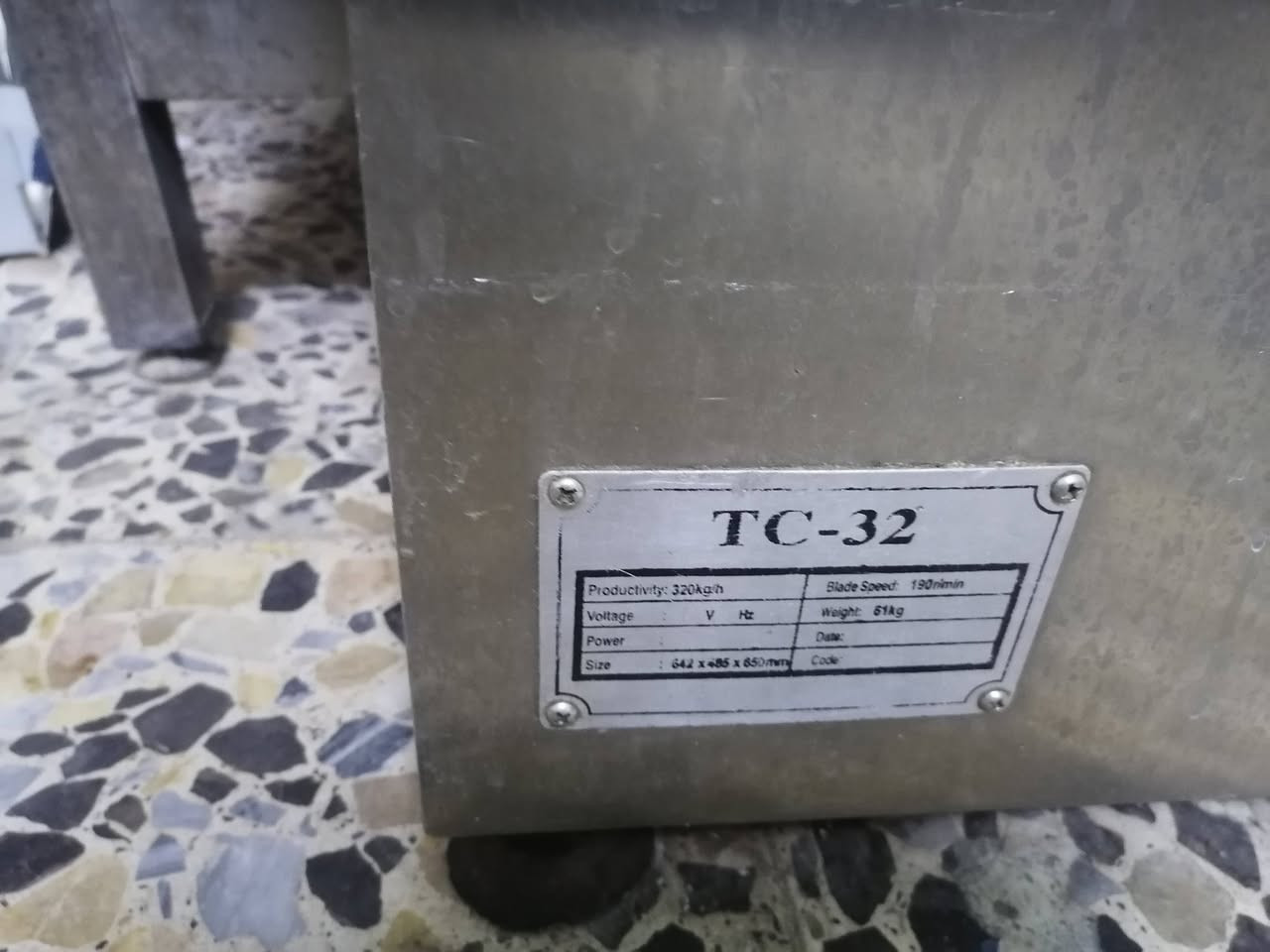 مثرامه لحم GK 32باب اول سل ستيل وزنها 61 كيلو +ميز طول ٢متر سل ستيل + ١٣٥ شيس سل ستيل للبيع رقم الجوال *********** موجود واتس اب
