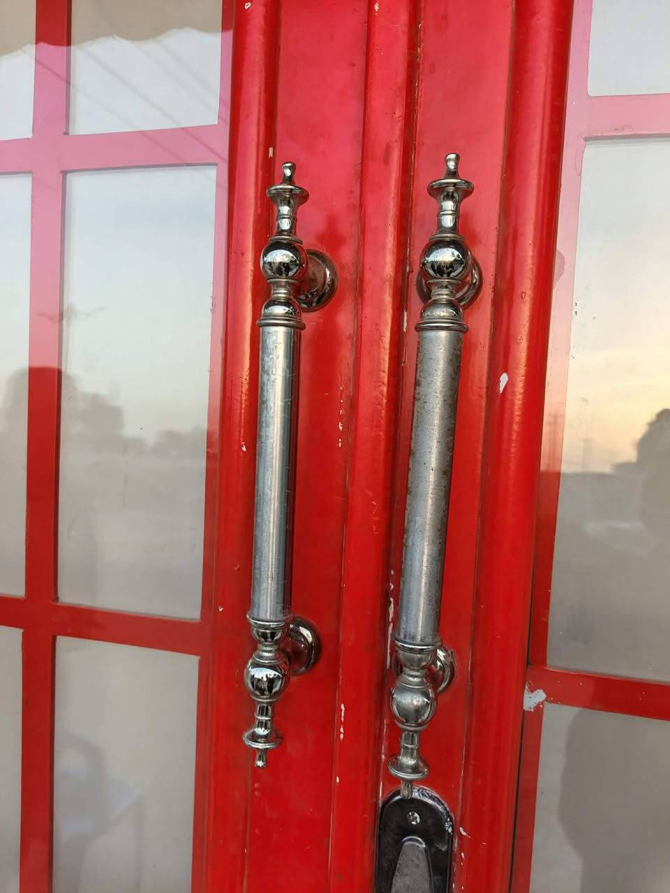 باب خشب
مثل ما موضح بالصورة. بدون خدوش ولا كسر تصلح لديكور محلات مطاعم حسب 
التواصل ع الرقم 
***********
السعر 200 الف
