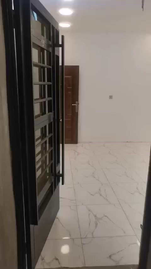 شقة للايجار منطقة صليخ ال٦٠٠ قرب المحطة تحتوي على غرفة وصالة ومطبخ وخدمات طابق اول الايجار٤٠٠
للاستفسار***********
