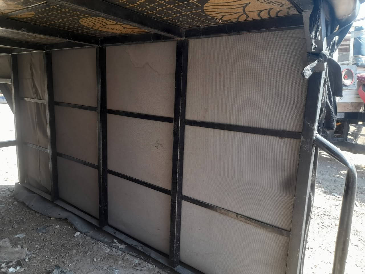سلام عليكم محجر مال صقر نضيف خشبه ومرايات وجادر كبل شده ومساطب جدد مكاني بغداد مدينة الصدر سعر 275 وبيهن مجال حك جيه رقم ***********
