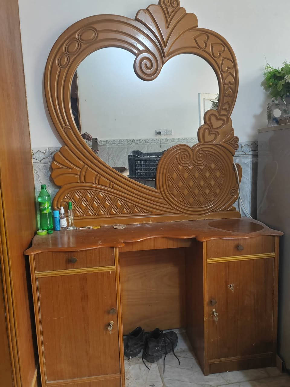 السلام عليكم غرفه اخشاب للبيع السعر400الف نضيفه راعيه معتاز ويريد يبيعه للاتصال ***********
