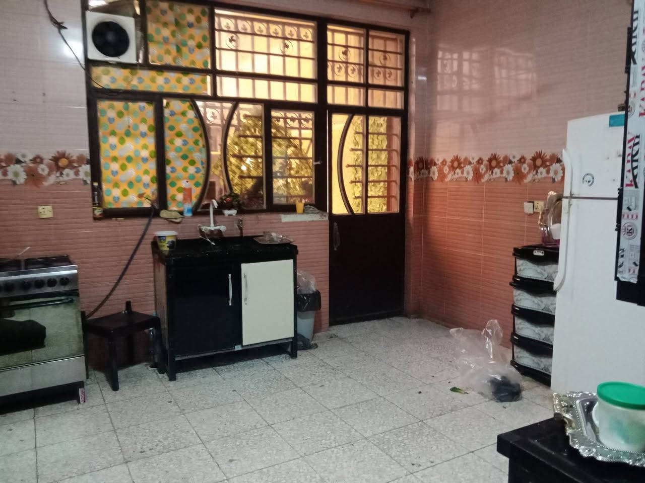 السلام عليكم 
بيت زراعي بناء حديث للبيع متكون من كراج كبير وملحقات وثلاث غرف كبيره وصالة كبيرة وستقبال صحيات ثنين خارجي وداخلي العنوان الامين الثانية سكينة 1/9 غير متوفر فيسبوك 
متوفر واتساب ***********
