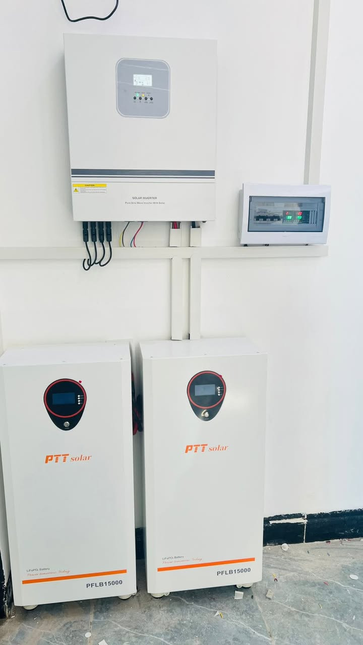 تم بفضل الله تركيب منظومة طاقة شمسية 
للاخ مجرن محمد العطية ابو سيف 
بواقع 30 امبير نهاري وا 30 امبير ليلي 
تضمنت ملحقات هذه المنظومة 
باتريات ليثيوم ضمان 5 سنوات 
اللواح جي اي 625 واط ضمان 15 سنه 
انفيرتر 11 كيلو ضمان سنه وصيانة لمدة سنه مجانآ 
أفضل الاسعار واعلى جودة للاستفسار والطلب العنوان 
ناحية القيارة مقابيل صيانة الكهرباء مجاور معرض خال اجبور 
البيع نقد وتقسيط بدون مقدمه على 18 شهر 
للتواصل والاستفسار 
*********** مهند الشاحوذ 
*********** وسام العيد 
مكتب طاقة المستقبل
