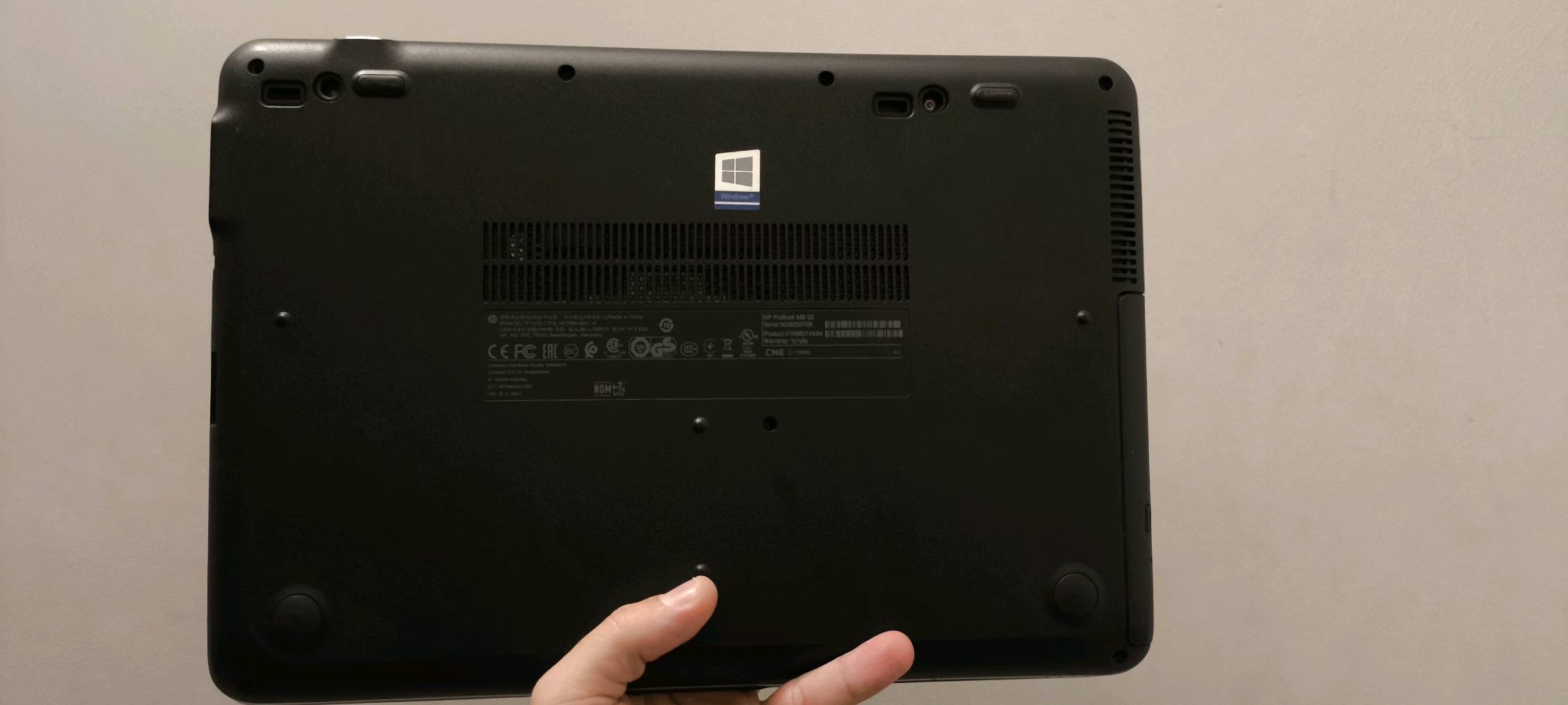 لابتوب hp probook 640 g2 
معالج i5 الجيل السادس 
كرت شاشة داخلي 
رام 4 كيكا نوع DDR4 
هارد سريع نوع SSD SATA حجم 120 كيكا و يمكن اضافة هارد ثاني للجهاز
بطاية اللابتوب جيدة استخدام ساعة الى ساعة و نصف
الجهاز بحالة جيدة مع وجود ملاحظة موضحة بالصورة