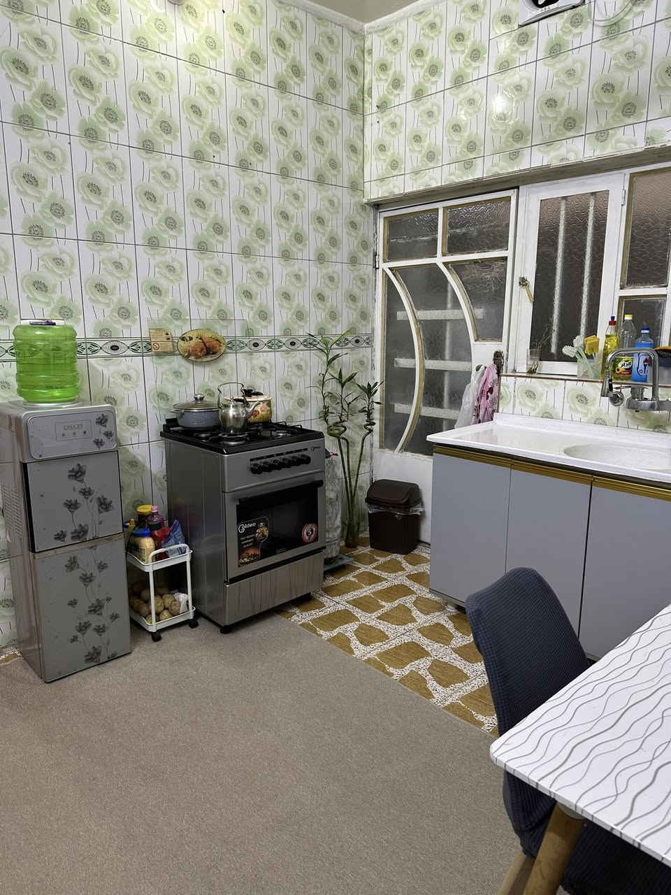 للبيع ١٠٠ متر ب٤٠٠٠ قرب جامع الصادق *********** اتصال 
سعر ٨٥ وبي مجال بسيط
