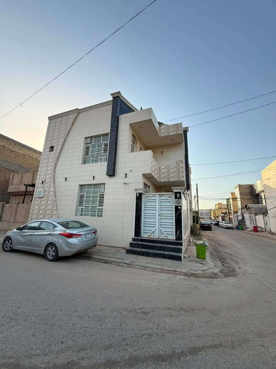 🏡 دار للبيع 🏡

#بيت_للبيع_النجف_حي_الجامعة_منطقة29 ✨
🔥 موقع مميز جداً ركن ومقابل حديقة 🔥

( 🔴 تابع التفاصيل الكاملة 🔴 )

_________________:

دار #مستخدم_نظيف جداً وشغل فول 🔥

📐 مساحة الدار: 100 متر
📏 الأبعاد: 10 × 10
🏠 الدار طابقين
🛏 عدد غرف النوم: 4

__________________:

📍موقع الدار: النجف – حي الجامعة – منطقة 29
📍ركن شارع 15 وشارع 10
📍مقابل حديقة تابعة للدار 🌳

🟦 إليكم #تفاصيل_الدار الكاملة 🔶
➖➖➖➖➖➖➖➖➖➖

✅ بناء حديث سنة 2022
✅ مستخدم استخدام نظيف جداً
✅ بناء وشغل فول للأخير
✅ تصميم عصري مرتب
✅ تقسيم مريح للعائلة
✅ موقع راقي وهادئ
✅ تهوية ممتازة وإطلالة حلوة
✅ يحتوي على مبردة مركزية ❄️

———–:

🔸 الطابق الأرضي يحتوي على:

🔹 غرفة نوم
🔹 صالة كبيرة
🔹 مطبخ
🔹 استقبال
🔹 مجمع صحيات
🔹 طارمة

———————––––––––

🔸 الطابق الثاني يحتوي على:

📌 3 غرف نوم
📌 صالة
📌 مجمع صحيات

➖➖➖➖➖➖➖➖➖

💰 السعر مرتب جداً ومناسب مقارنة بالموقع والبناء

📞 للاستفسار أكثر يرجى الاتصال أو المراسلة 🔰

📍مكتب اليسر للعقار والمقاولات العامة
النجف الأشرف – حي السلام
سايدين أبو دجاج – قرب حي الجامعة
مقابل مأكولات شيخون

📲 واتساب – اتصال
***********

📲 واتساب – اتصال
***********

⤵️______________⤵️

🏗️ مستعدون لتنفيذ البناء حسب الطلب
لدينا كادر هندسي متخصص بأحدث التصاميم العصرية الحديثة

تصميم - تنفيذ - إشراف - مقاولات عامة

✨ احصل على عقار أحلامك معنا ✨

بإدارة:
نصير الأسدي & المحامي حسين الأسدي

#عقار
#النجف
#حي_الجامعة
#دار_للبيع
#بيوت_النجف
#عقارات_النجف
#مكتب_اليسر
#مقاولات
#بيت_حديث
#استثمار
#حي_الجامعة_النجف
#بيوت
#عروض_عقارية
#شراء_بيع
#النجف
