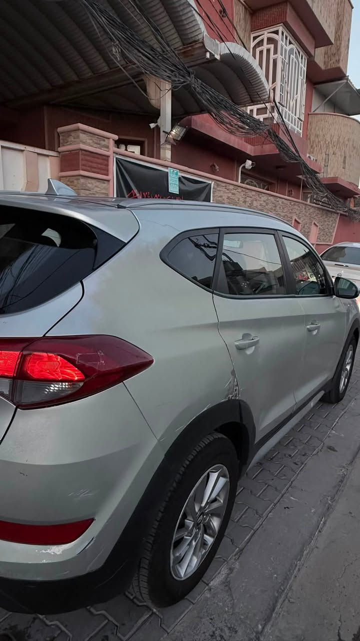 هونداي توسان 2018 وارد امريكي
ماشيه 172,586 ميل 

الموصفات :- 
موديل 2018 
دفع رباعي 
محرك 2000 GDI 
مانع انزلاق 
كشنات تدفئة 
انظمة  قياده اعتيادي ايكو سبورت 
لايات زينون 
كاميرا خلفيه 
مثبت سعرة 
ابل كاربلاي
تحكم ستيرن
مثبت سرعه 
نظام التحكم بالجر
السعر 135 ورقة وبيه مجال بسيط 
للتواصل ***********
