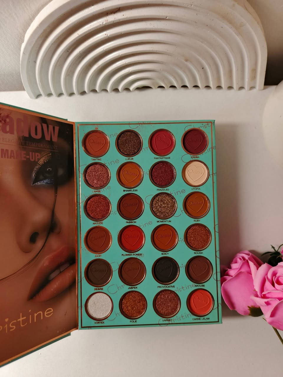 باليت كرستين تركوازي الاصدار الجديد
تألقي بأطلالة كاملة مع دفتر باليت Christine يجمع بين ظلال العيون ، الهايلايتر , احمر الشفاه و البلشر مع كونسيلر و كونتور بتصميم عملي مثالي بألوان غنية و ناعمة سهلة الدمج لتمنحك اطلالة متوهجة طبيعية !
يحتوي الدفتر على :
• 24 لون من ظلال العيون
• 24 لون من احمر الشفاه 
• 6 الوان من الهايلايتر 
• 6 الوان من احمر الخدود ( 3 كريمية + 3 باودر )
• كونسيلر بتدرجاته مع كونتور
سعره ١٥ الف


**إذا كنت صاحب هذا الإعلان وتريد حذفه لأي سبب، رجاءا أرسل رسالة إلى الدعم الفني**