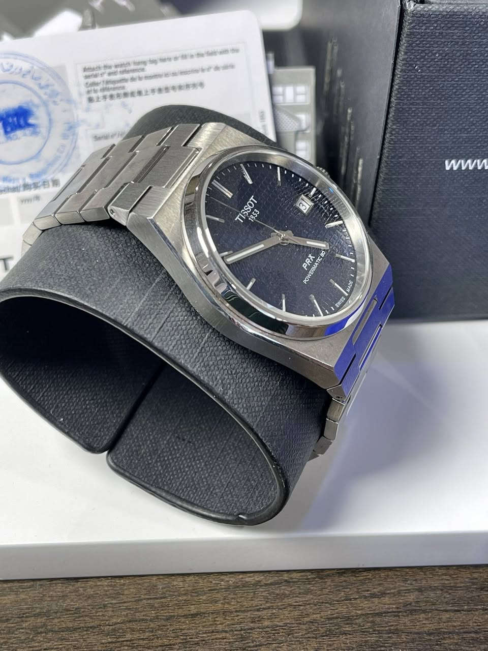 ⌚️ الأناقة الرياضية بتصميم أيقوني  

ساعة تيسوت PRX أوتوماتيك Powermatic 80  
مينه أزرق بنقشة مميزة تعكس الضوء بشكل فاخر ✨  
هيكل ستيل متكامل مع سوار مدمج يمنح حضور قوي ومريح على المعصم  

⚙️ ماكينة أوتوماتيك Powermatic 80 باحتياطي طاقة يصل إلى 80 ساعة  
💎 زجاج ياقوتي مقاوم للخدش  
📦 كاملة مع العلبة والكرت وجميع المرفقات  

اختيار مثالي لعشاق التصميم الكلاسيكي العصري 👌  

#Tissot #TissotPRX #Powermatic80 #LuxuryWatch #SwissMade #MensWatch #WatchCollector #OriginalWatches #ساعات_فاخرة #ساعات_سويسري


**إذا كنت صاحب هذا الإعلان وتريد حذفه لأي سبب، رجاءا أرسل رسالة إلى الدعم الفني**