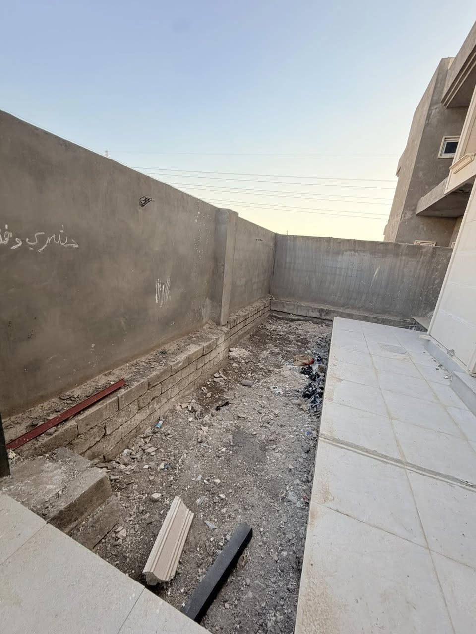 السلام عليكم 
دار للبيع في مجمع الناصر السكني
الدار جاهز للسكن باقي فقط تقفيلات 
اقساط من شركة حصرا 
من صاحب الدار حصراً

مساحة الدار 200 متر. 
10*20
مكون الدار من 
4 غرف نوم 
صالة+ استقبال 
مطبخ 
كراج+ حديقة 
مقدمه 65 + الشهر 750 الف ققط 
دار مغلف فلين + اشتايكر + سيراميك 
للاستفسار اكثر مراجعة مكتب عقارات و مقاولات السردام او الاتصال 
***********
***********
