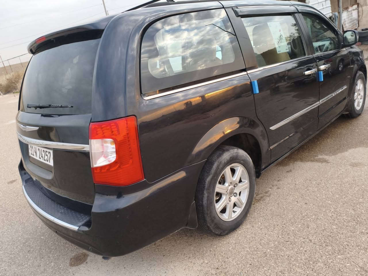 السلام عليكم من رخصة الادمنية المحترمين 
للبيع كلايسلر تاون كونتري ٢٠١١ لون كحلي بغداد رقم انكليزي هزه وسنوية لل ٢٩ بأسمي شرط التحويل  بيها قطع صبغ والسونار مرفق بالصور بدون دواخل أو ضربة قوية لابجم ولالغود ولاشواصي  فول كهرباء صدر خلفي امامي جديد ثلاث قطع تبريد شاشة كامره خلفية تحكمات اربع جهات فرس بالسقف وبالارضي تغليف كشنات وأرضية جلد والبلاد جلد السعر ١٣٠$ وبيها مجال للاستفسار الاتصال او واتساب وخاص ***********/*********** المكان بغداد واسف للاطاله
