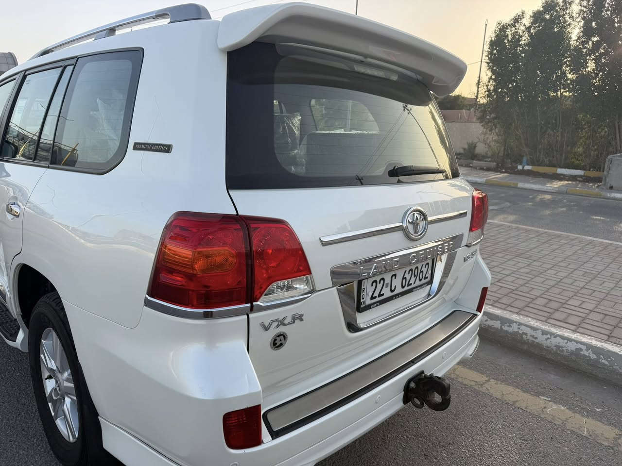 السلام عليكم عشاق لاندكروز  2015 بريم اصل كفاله عامه من كلشي مشي حقيقي ١٢٠ محرك V8 5700
السعر ٤٦٠ $ بيه مجال شي بسيط 
  ***********
