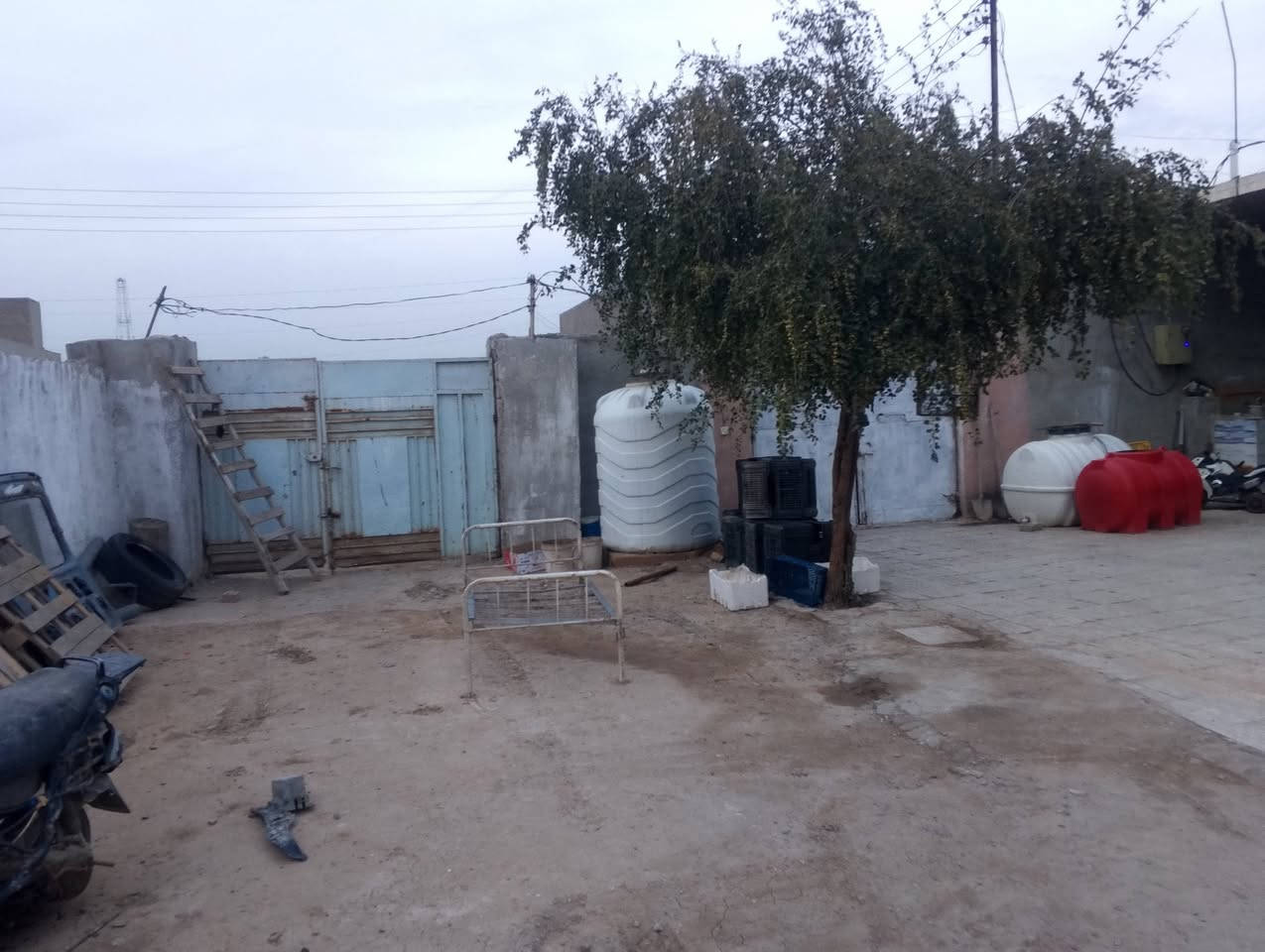 السلام عليكم بيت للبيع المساحة 650متر منطقة الحسينية المعامل غرفتين نوم 4×6 صالة 8مترات مع مطبخ 4×6 حمام داخلي  استقبالة 16متر صب مسلح مع حمامات 2 تواليتات 2 طرمة كاشي مع كراج صب مسلح مع بابين حوش  ‏‪***********‬‏ مع مساحة اضافية مع الدار
