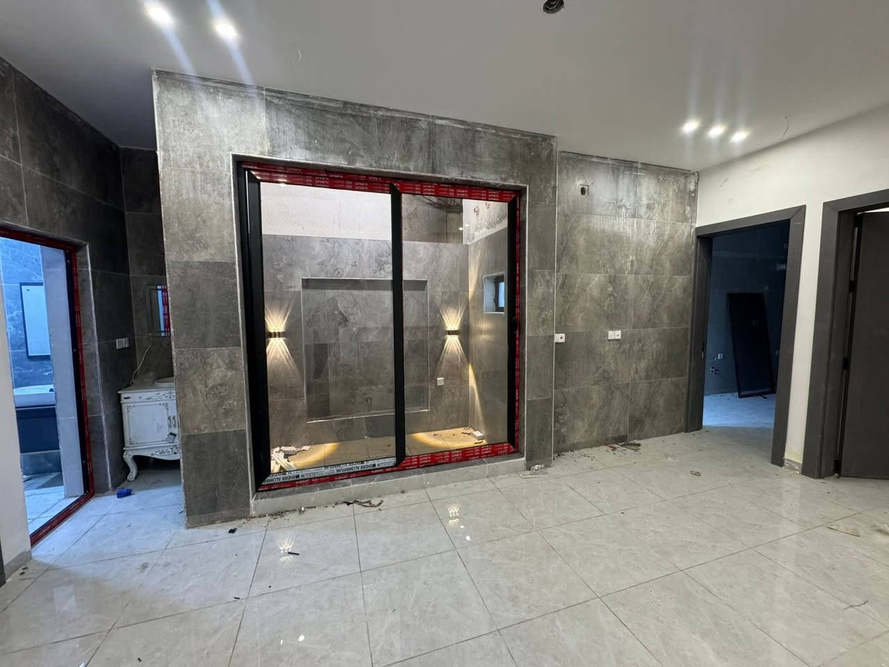 السلام عليكم 

دار للبيع 120م في حي الجهاد منطقه الأساتذة 
خلف اربع شوارع مباشر كما واضح في الصورة 

/علئ شارع 15متر رصيف 4متر 

الدار يحتوي على 3طوابق 

تسليم مفتاح كأمل  

مساحه 120متر

(واجهه6متر  20 متر ) 

الطابق الاول يحتوي على/كراج /صاله /مطبخ و مطبخ حار / هول داخلي كبير / شلال داخلي/ غرف نوم /  صحيات/ مناور خلفي 

الطابق  الثاني يحتوي على/ غرف نوم عدد(2سويت )مفصوله 

الطابق الثالث  يحتوي على/ غرف نوم كبيرة/ مطبخ 
صحيات/ سطح امامي 

واجهه بورسلين إسباني 
ارضيه مرمر 
سيراميك المطبخ  وحمام ألواح  هندي تصفير 

استفسار اتصال 
***********
